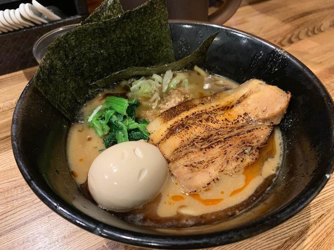 齋藤智奈美のインスタグラム：「___ 昨日食べたラーメン🍜 普段こんなの食べないから 2人して具合悪くなったw 美味しかったけどね😋 ___ #こってりラーメン #あぶらにやられた」