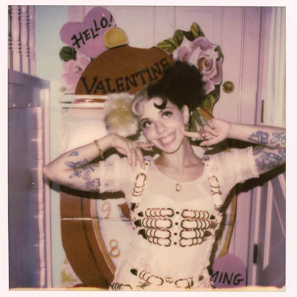 メラニー・マルティネスのインスタグラム：「👼🏼🦷spending the night writing music and screaming through my period cramps 🦷👼🏼」
