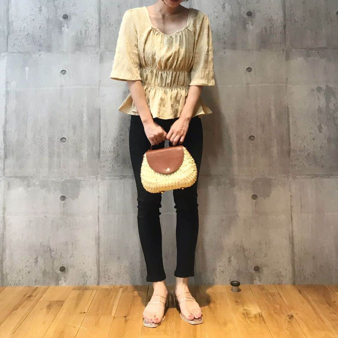 神戸レタス/Wowma店のインスタグラム：「7/20 夏物激安祭り×送料無料‼️ さらに、3点以上で店内全品10%OFF‼️ . . 今すぐ神戸レタスWowma!店へGO🏃‍♀️ －－－－－－－－－－－－－－－－－－ . 今週の売れ筋アイテムをご紹介🍋 . . #トップス 【C3949】 ¥ 1,690 . #パンツ 【M1700】 ¥ 1,690 . #バッグ 【B1256】 ¥ 2,990 . #シューズ 【I1797】 ¥ 2,290 . . 通販サイトは、プロフィールURLから飛んで下さい💗 プロフィールからリンクに飛べない場合は「神戸レタス wowma!」「神戸レタス au」で検索してみてください♪商品はサイト内でID検索できます🐶🔍 . #神戸レタス#kobelettuce#クリアサンダル#スキニー#プチプラコーデ#プチプラ#韓国ファッション#ゆったり#体型カバー#夏コーデ#シフォン#今日の服#今日のコーデ#コーディネート#ファッション#ママコーデ#ママリ#ママファッション#しまむら#ザラ#韓国#インスタ映え#お洒落さんと繋がりたい#写真好きな人と繋がりたい#写真を撮るのが好きな人と繋がりたい」