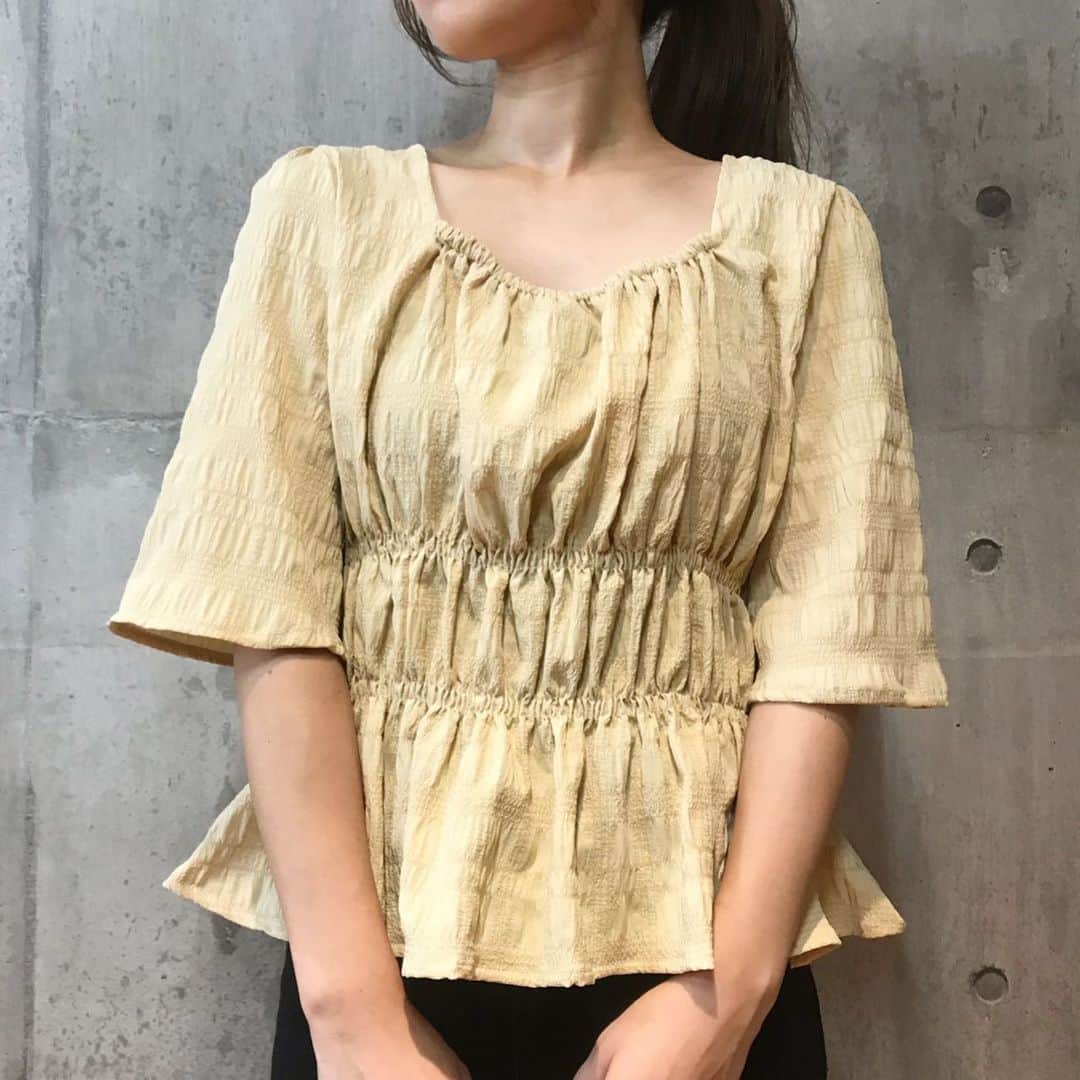 神戸レタス/Wowma店のインスタグラム：「7/20 夏物激安祭り×送料無料‼️ さらに、3点以上で店内全品10%OFF‼️ . . 今すぐ神戸レタスWowma!店へGO🏃‍♀️ －－－－－－－－－－－－－－－－－－ . 今週の売れ筋アイテムをご紹介🍋 . . #トップス 【C3949】 ¥ 1,690 . #パンツ 【M1700】 ¥ 1,690 . #バッグ 【B1256】 ¥ 2,990 . #シューズ 【I1797】 ¥ 2,290 . . 通販サイトは、プロフィールURLから飛んで下さい💗 プロフィールからリンクに飛べない場合は「神戸レタス wowma!」「神戸レタス au」で検索してみてください♪商品はサイト内でID検索できます🐶🔍 . #神戸レタス#kobelettuce#クリアサンダル#スキニー#プチプラコーデ#プチプラ#韓国ファッション#ゆったり#体型カバー#夏コーデ#シフォン#今日の服#今日のコーデ#コーディネート#ファッション#ママコーデ#ママリ#ママファッション#しまむら#ザラ#韓国#インスタ映え#お洒落さんと繋がりたい#写真好きな人と繋がりたい#写真を撮るのが好きな人と繋がりたい」