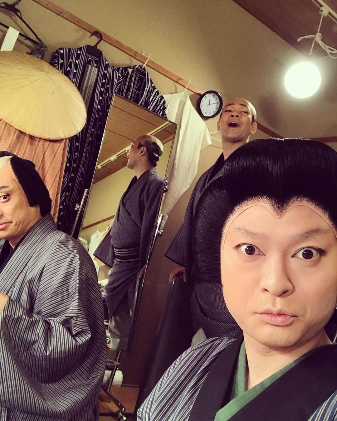 片岡千壽さんのインスタグラム写真 - (片岡千壽Instagram)「序幕の女中載せるの忘れてました💦 今月珍しく同じ楽屋の2人のおっちゃんも一緒に😂 #松竹座 #色気噺お伊勢帰り #片岡松十郎 #片岡千次郎 #片岡千壽 #同期 #珍しい同部屋 #晴の会 #肥後駒下駄」7月20日 12時32分 - senju.kataoka