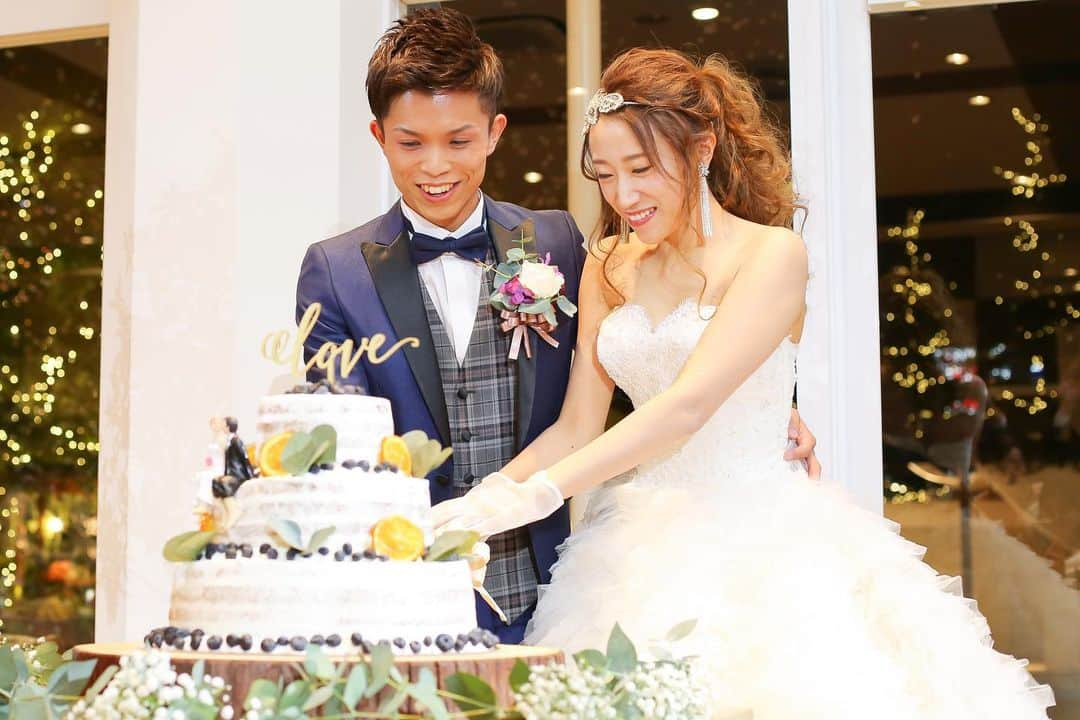 結婚式場ブランレヴュー宇都宮アクアテラスさんのインスタグラム写真 - (結婚式場ブランレヴュー宇都宮アクアテラスInstagram)「. お2人初めての共同作業☺︎ とっても素敵な笑顔がうまれる瞬間です♡ . 世界にたったひとつのお2人だけのウエディングケーキ！ . ゲストの方々も絶好のシャッターチャンスです☺︎！ . #ブランレヴュー宇都宮アクアテラス #ブランレヴュー #宇都宮#宇都宮式場 #インターパーク #インパ #ウエディングケーキ#ケーキ入刀 #ナチュラルケーキ#ネイキッドケーキ #栃木会場#栃木 #ウエディングドレス#タキシード #イルミネーション #オリジナルウエディング #プレ花嫁#卒花嫁 #プレ花嫁と繋がりたい  #結婚式#結婚式会場 #ゲストハウス#ゲストハウスウエディング #式場探し#DIY#花嫁準備#ウエディングヘア  #ブライダルフェア#ブライダルフェア開催中」7月20日 12時34分 - blancrevue_wedding