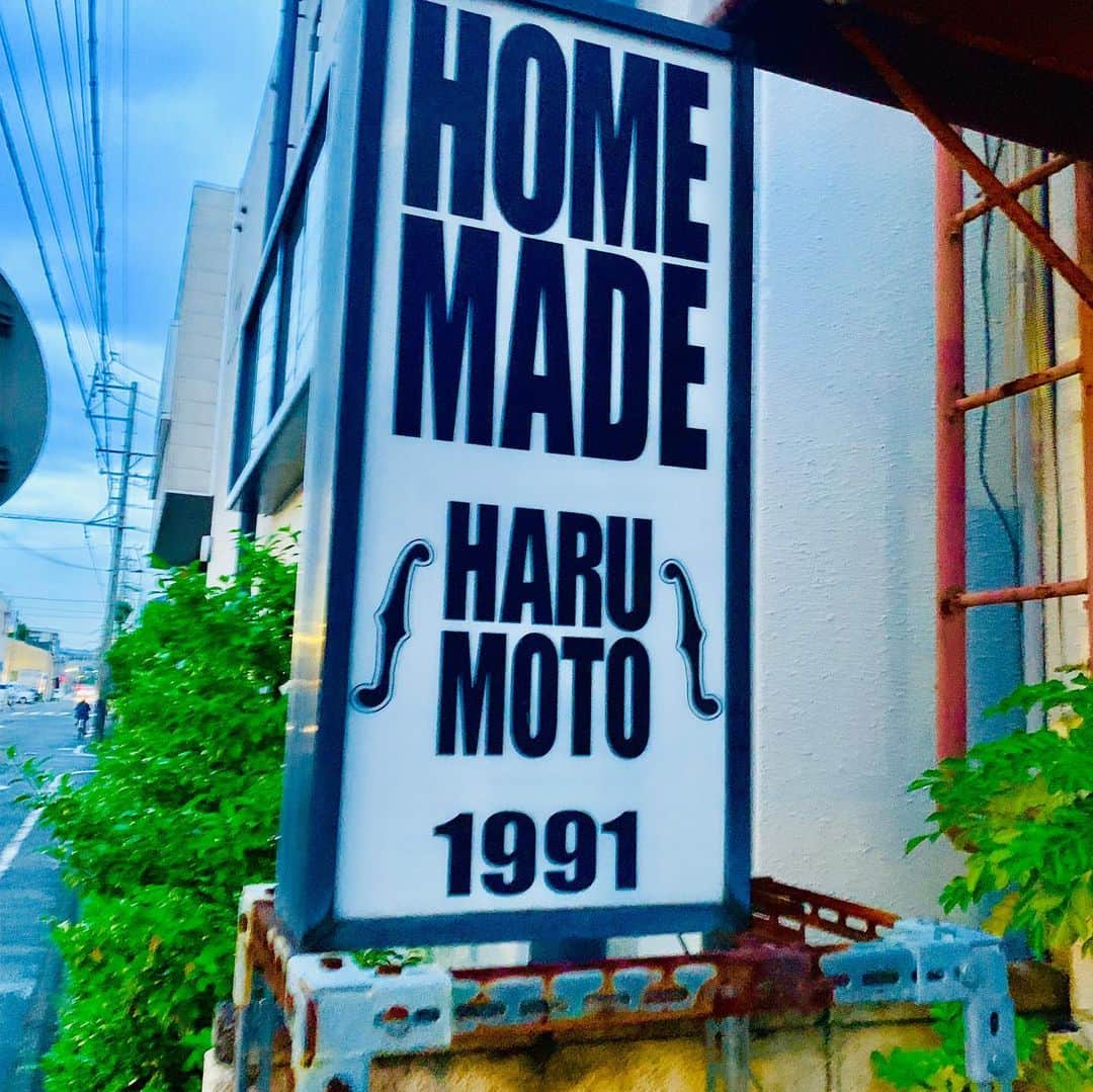 松尾貴史さんのインスタグラム写真 - (松尾貴史Instagram)「昨夜は打ち合わせ終わりで、同じく仕事を終えた浦風親方と麺のお店「HARUMOTO」へ。いい意味で変態的な麺の数々に降参しました。  続いて二軒目は、場所も名前も秘密の、食べログなどの飲食情報サイトにも載っていない、密かに有名？な居酒屋へ。これまた素晴らしく。 締めのチキンカレーがまた素晴らしい。 「下北沢のパンニャ に行きました」と若いご主人、いや有難い！  再訪間違いなしの名店です。」7月20日 12時42分 - kitsch.matsuo