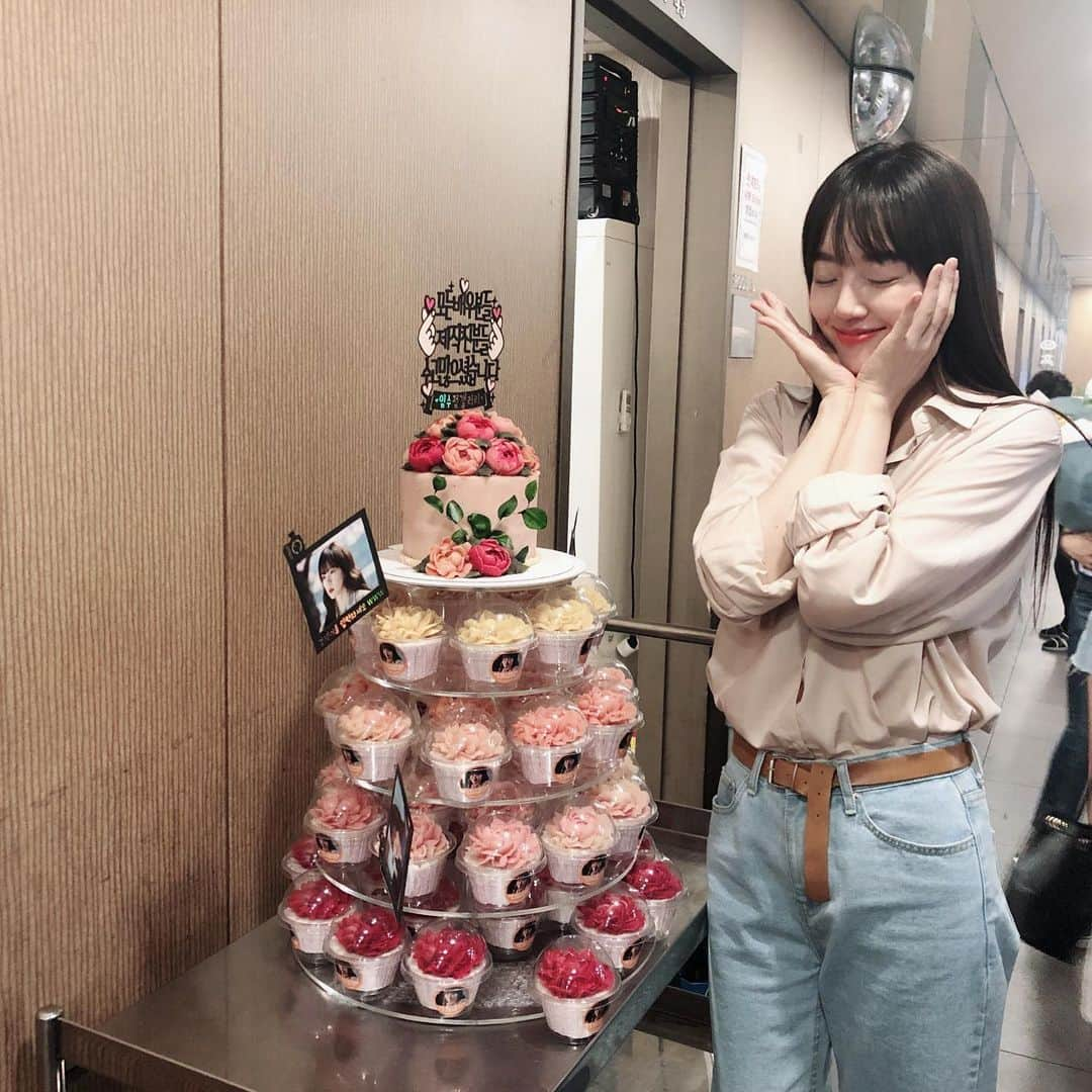 イム・スジョンさんのインスタグラム写真 - (イム・スジョンInstagram)「축하 고마워요☺️🎂🍾🙏🏻💜 #검색어를입력하세요www #종방연」7月20日 12時51分 - soojunglim_