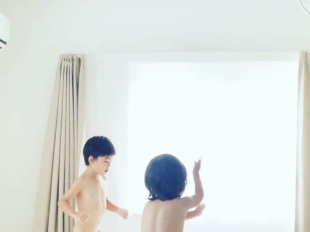 セソコマサユキのインスタグラム：「気づいたらふたりともすっぱだかで遊んでた。なぜ。」
