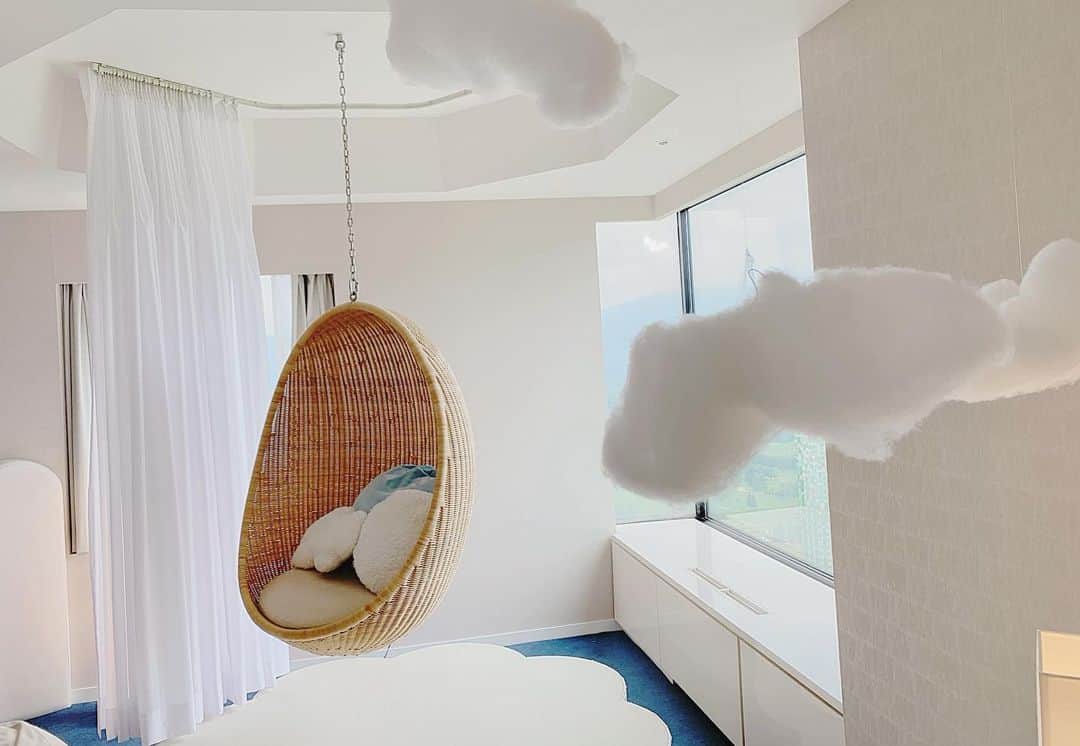 大桃美代子さんのインスタグラム写真 - (大桃美代子Instagram)「雲ガールの部屋。  え？ガールじゃない？？ ツッコミ早っ！！🤣 なので、デザインルームに泊まりました。  詳しくはブログにて。  #星野リゾートトマム #雲ガールステイプラン #トマム#tabijyo_hotel #luxuryhotel #hotellife #hokkaido #funtotrip」7月20日 13時04分 - miyoko_omomo