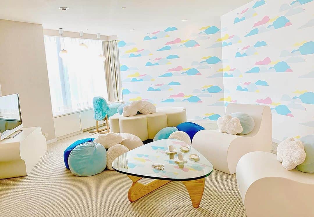 大桃美代子さんのインスタグラム写真 - (大桃美代子Instagram)「雲ガールの部屋。  え？ガールじゃない？？ ツッコミ早っ！！🤣 なので、デザインルームに泊まりました。  詳しくはブログにて。  #星野リゾートトマム #雲ガールステイプラン #トマム#tabijyo_hotel #luxuryhotel #hotellife #hokkaido #funtotrip」7月20日 13時04分 - miyoko_omomo