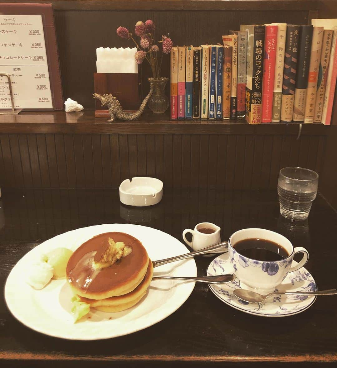 楢原真樹さんのインスタグラム写真 - (楢原真樹Instagram)「いつぞやの喫茶店 #喫茶店 #祖師ヶ谷大蔵 #アイス付き #ホットケーキ #これぞって！感じ #とても美味った #コーヒーも #本日は2ステ #18:30〜 #いしだちゃん祭り #19:00〜 #しもきたド〜ン！ #渋谷ロスト9 #しもきたドーン #雨降らなきゃいいね #来てね！」7月20日 12時57分 - narahara_j