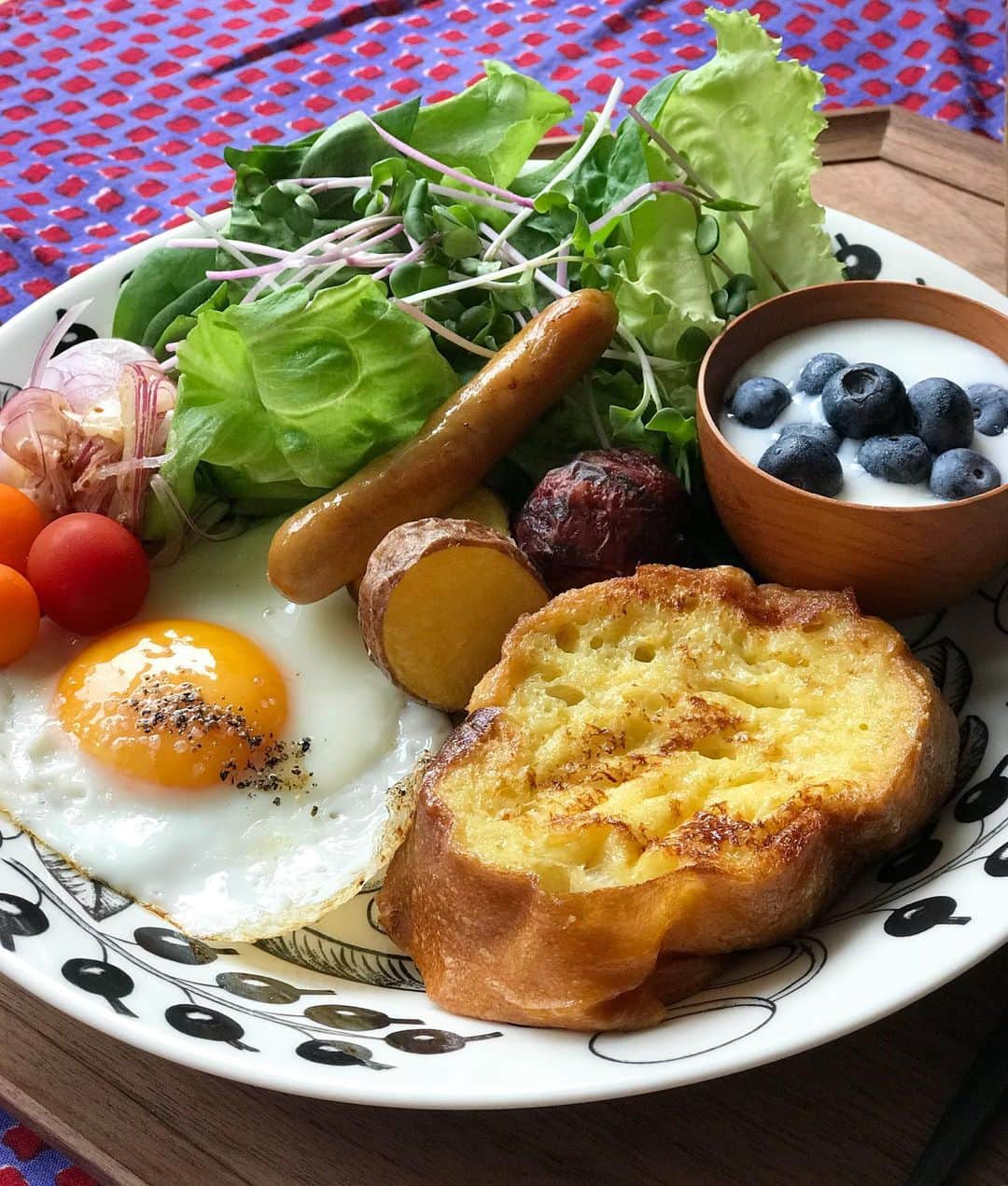kokochiyoiさんのインスタグラム写真 - (kokochiyoiInstagram)「2019/07/20 土曜日の#朝ごはん。 今週末も#フレンチトースト#朝食。 しっかり#卵液 を吸わせた(3枚目) バタールを焼きました。 ✳︎ ✳︎ ✳︎ 先週末から卵液のベスト配合を 試行錯誤して(どれだけ食いしん坊)、 かなり好みのフレンチトーストに 近づいてきました！ ✳︎ ✳︎ ✳︎ ●#オレンジフレンチトースト 〈3人分〉 ・バタール8切れ(厚さ約3cm) ※バケット10切れでもOK ＝卵液＝ ・卵 2-3個 ・てんさい糖 大さじ3(白砂糖は大2.5) ・100%オレンジジュース 60ml ・牛乳 1カップ半(300ml) ・コアントロー 少々(なくてもOK) ◇作り方 1. 一晩冷蔵庫でバタールを卵液に浸す。 2.翌朝、温めたフライパンでバターを溶かす。 3.弱火で片面4分、両面焼く。 4.焼き色がついたら出来上がり。 お好みで粉糖や メープルシロップをかけても。 カットしたオレンジを添えても ステキです！ ✳︎ ✳︎ ✳︎ オレンジジュースを使うことで、 お口に入れると ふんわりオレンジの風味が香ります♡ #夏にぴったり のフレンチトースト。」7月20日 12時59分 - kokochiyoi