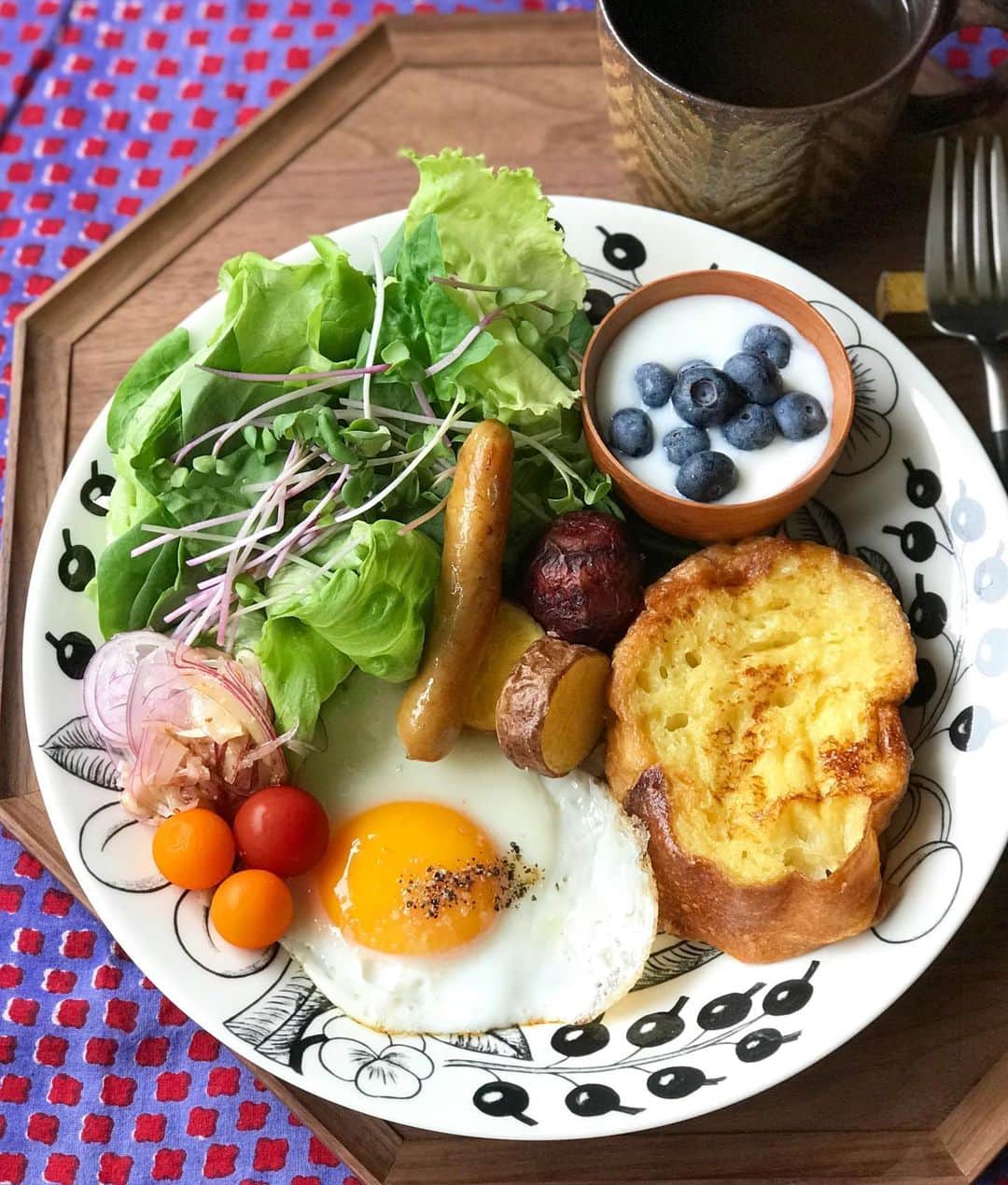 kokochiyoiさんのインスタグラム写真 - (kokochiyoiInstagram)「2019/07/20 土曜日の#朝ごはん。 今週末も#フレンチトースト#朝食。 しっかり#卵液 を吸わせた(3枚目) バタールを焼きました。 ✳︎ ✳︎ ✳︎ 先週末から卵液のベスト配合を 試行錯誤して(どれだけ食いしん坊)、 かなり好みのフレンチトーストに 近づいてきました！ ✳︎ ✳︎ ✳︎ ●#オレンジフレンチトースト 〈3人分〉 ・バタール8切れ(厚さ約3cm) ※バケット10切れでもOK ＝卵液＝ ・卵 2-3個 ・てんさい糖 大さじ3(白砂糖は大2.5) ・100%オレンジジュース 60ml ・牛乳 1カップ半(300ml) ・コアントロー 少々(なくてもOK) ◇作り方 1. 一晩冷蔵庫でバタールを卵液に浸す。 2.翌朝、温めたフライパンでバターを溶かす。 3.弱火で片面4分、両面焼く。 4.焼き色がついたら出来上がり。 お好みで粉糖や メープルシロップをかけても。 カットしたオレンジを添えても ステキです！ ✳︎ ✳︎ ✳︎ オレンジジュースを使うことで、 お口に入れると ふんわりオレンジの風味が香ります♡ #夏にぴったり のフレンチトースト。」7月20日 12時59分 - kokochiyoi