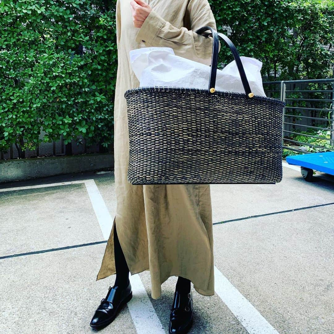 渡邊由貴さんのインスタグラム写真 - (渡邊由貴Instagram)「大切な思いは一番難しい理想❣️ 大活躍籠バッグ❣️&お手製ポシェット❣️ 梅雨時期 天然素材が気持ち良い❣️ ポシェットには携帯&Wi-Fi スタイリストは撮影中問わず、引っ切り無しに電話がかかる📞のです〜 籠バッグは、スタイリスト七つ道具→撮影中は撮影に使うバッグ&靴入れに変身‼️ 50代なんでも余裕を大切にしたい〜 お仕事も楽しんで Lifestyle を保ちたい〜 自家製ピクルスを持参して野菜不足を解消したり、 理想の理想は、 lifestyle を保ちメンタルも乱れず淡々と穏やかに感謝の心で笑顔でいたい〜 仕事してると色々な人に合うし、それが一番難しい〜  まだまだ振り回されています〜大爆笑  皆さま暖かくお見守りお待ちください〜大爆笑  My outfit  OP:L‘ESSAGE @jslessage  靴:Church’s @churchs  ポシェット: 私のお手製@yukiwatanabe8688 @stylist_yukiwatanabe  籠バッグ&スタイリスト道具入れ: @whitepercent  #天然素材が気持ちいい #天然素材 #お手製 #手作り #お手製 #ハンドメイド #handmadebag #大切な思いは一番難しい理想 #感謝 #笑顔 #50代心に余裕とゆとりでいたい #50代心にゆとりと余裕が大事 #ちょいモード #ちょいクール #すこーしモード #すこーしクール」7月20日 13時02分 - yukiwatanabe788