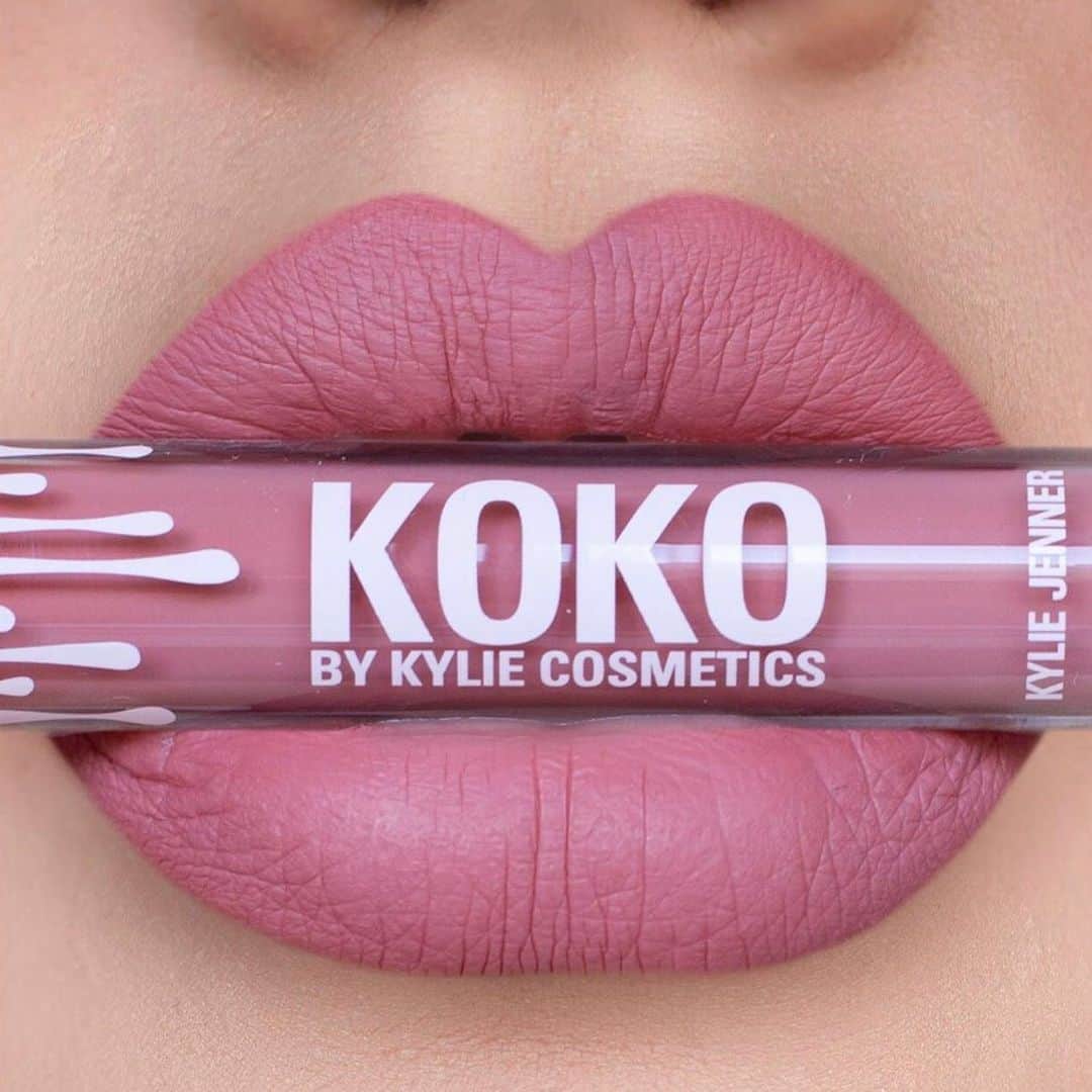 Kylie Cosmeticsさんのインスタグラム写真 - (Kylie CosmeticsInstagram)「The Bigger The Hoops liquid lip 😍 What has been your go-to Kylie lip product this summer?! ✨ #KokoKollection @sosforbeauty」7月20日 4時09分 - kyliecosmetics