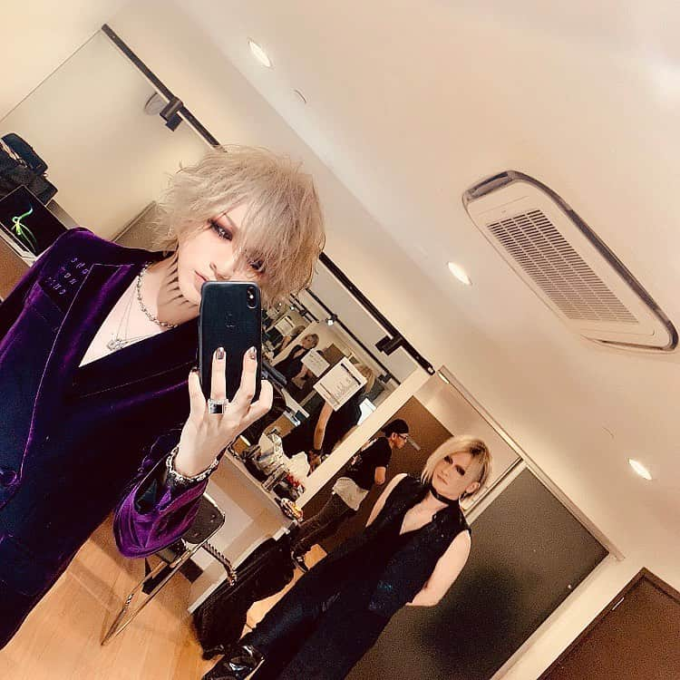 RUKI さんのインスタグラム写真 - (RUKI Instagram)「ワールドツアー中に撮りためてた写真とエピソードを俺が飽きるまでこれからちょこちょこあげていきます👽🔥 ・ 今回海外ツアーに出る前からこうやって皆んなに何か話せる様に昔と比べて写真をすごい撮るようになった気がします。思い出を残そうとしてた様な。 ・ それで気付いたんだけど自撮りしてると誰かしら入りこんで、みんなで撮ろうとすると気づけば誰かしらが何処かに行ってて居ないから、5人で撮った写真がラスト一本のライブ終わりの一枚しかありませんでした👽なんで… ・ #thegazette #ninth #livetour19 #みんな自由でいいね #戒くん」7月20日 4時09分 - ruki_nilduenilun