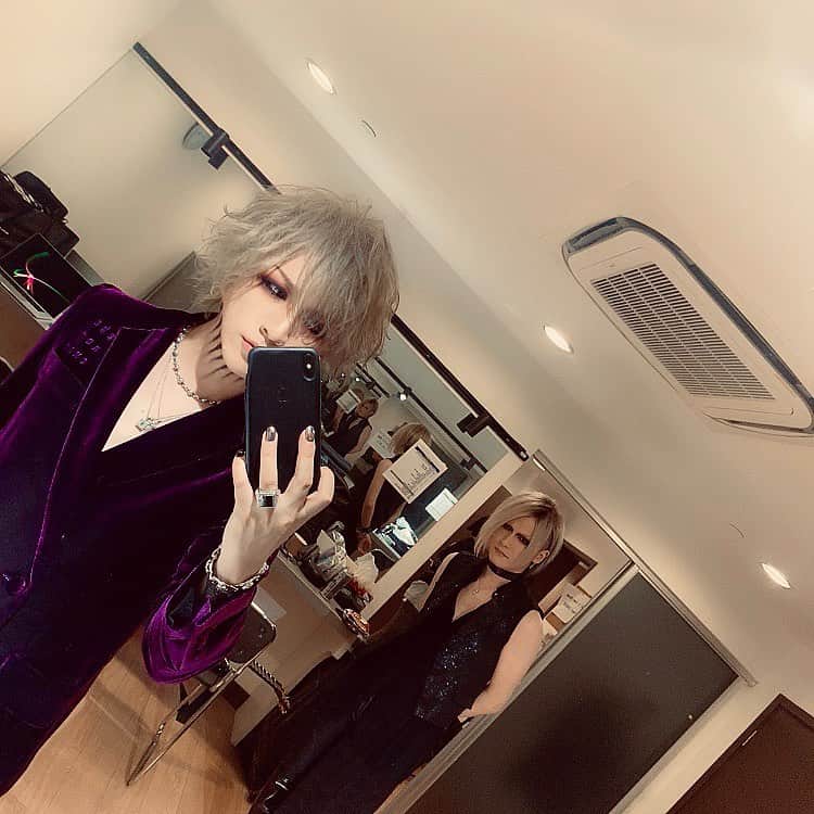 のインスタグラム：「ワールドツアー中に撮りためてた写真とエピソードを俺が飽きるまでこれからちょこちょこあげていきます👽🔥 ・ 今回海外ツアーに出る前からこうやって皆んなに何か話せる様に昔と比べて写真をすごい撮るようになった気がします。思い出を残そうとしてた様な。 ・ それで気付いたんだけど自撮りしてると誰かしら入りこんで、みんなで撮ろうとすると気づけば誰かしらが何処かに行ってて居ないから、5人で撮った写真がラスト一本のライブ終わりの一枚しかありませんでした👽なんで… ・ #thegazette #ninth #livetour19 #みんな自由でいいね #戒くん」