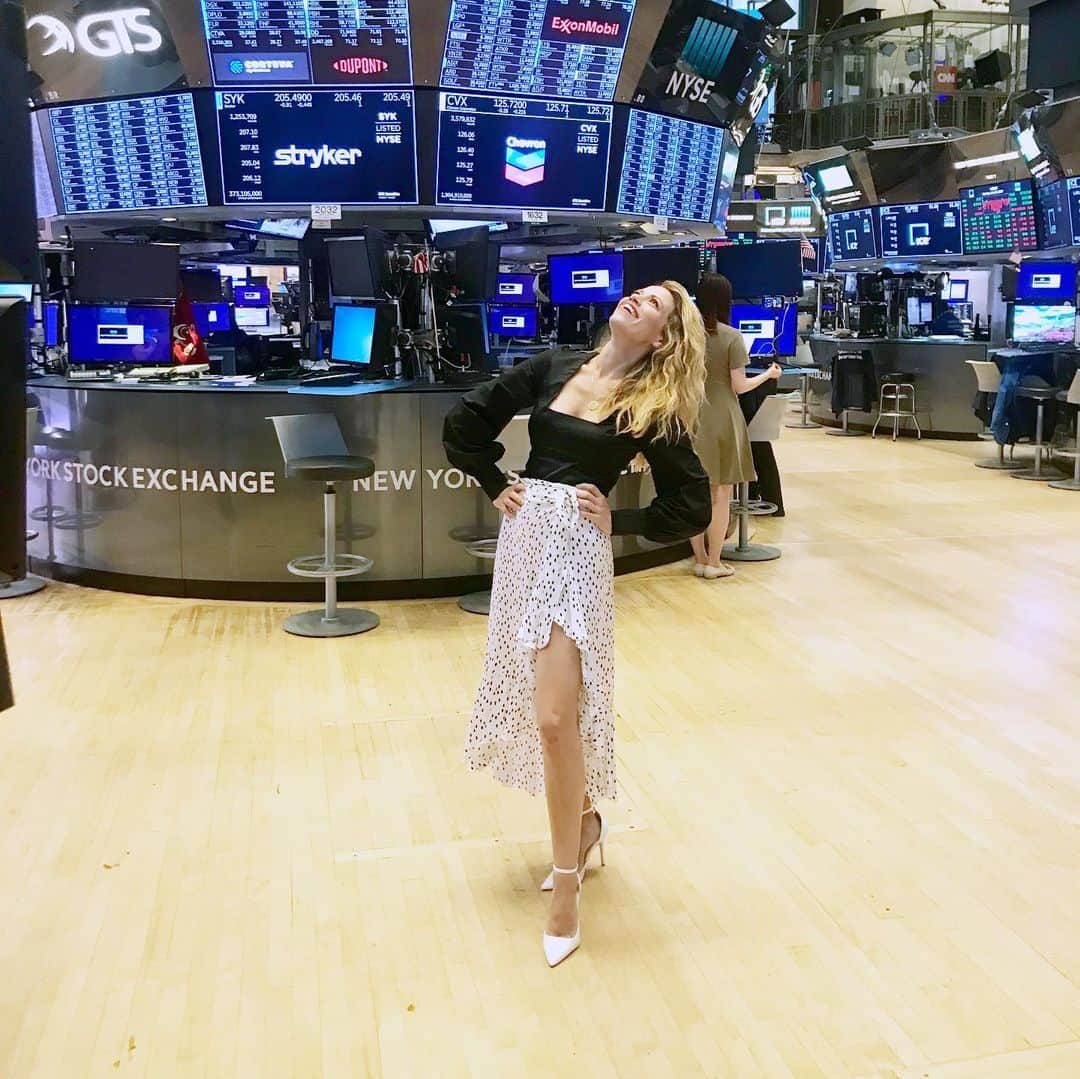 ベサニー・ジョイ・レンツさんのインスタグラム写真 - (ベサニー・ジョイ・レンツInstagram)「Pretty cool moment - getting to step into he floor of the NY stock exchange!  Wow 😲Thanks to @cheddar for having me on your show to talk about @pearson_usa and thanks to my great team helping me look like the cool girl in school. You can totally sit with us 💖 @joanneblackstylist @creativeprinc @sarahsullivanmakeup @cameron.rains #hair @emorybee #skirt #top @tylerellisofficial @aimeecarpenter17 #bag @susistudio #shoes @priverevaux #shades #yellowshades #sunglasses #HAIRCOLOR @jayceemnirajd」7月20日 4時20分 - joylenz