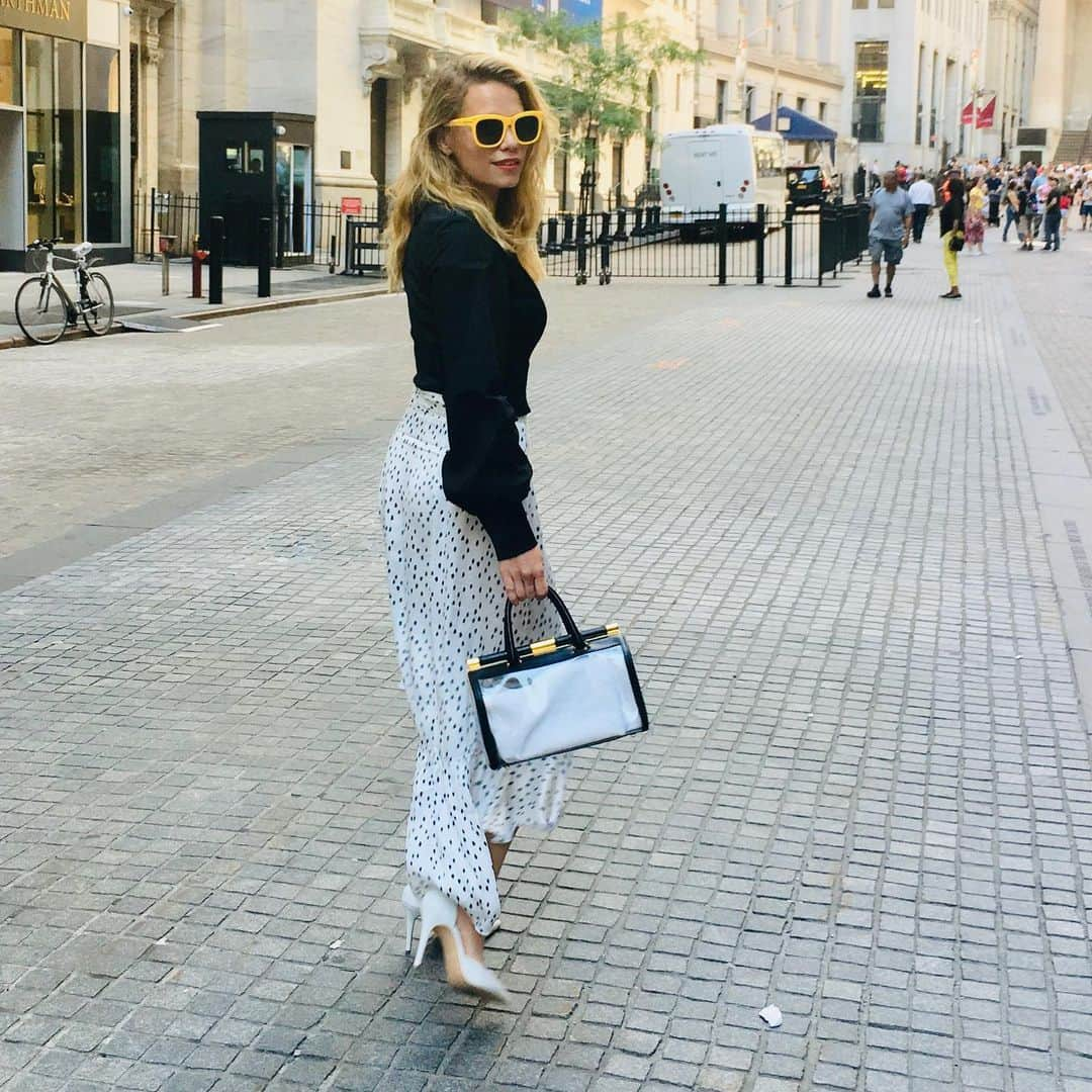 ベサニー・ジョイ・レンツさんのインスタグラム写真 - (ベサニー・ジョイ・レンツInstagram)「Pretty cool moment - getting to step into he floor of the NY stock exchange!  Wow 😲Thanks to @cheddar for having me on your show to talk about @pearson_usa and thanks to my great team helping me look like the cool girl in school. You can totally sit with us 💖 @joanneblackstylist @creativeprinc @sarahsullivanmakeup @cameron.rains #hair @emorybee #skirt #top @tylerellisofficial @aimeecarpenter17 #bag @susistudio #shoes @priverevaux #shades #yellowshades #sunglasses #HAIRCOLOR @jayceemnirajd」7月20日 4時20分 - joylenz