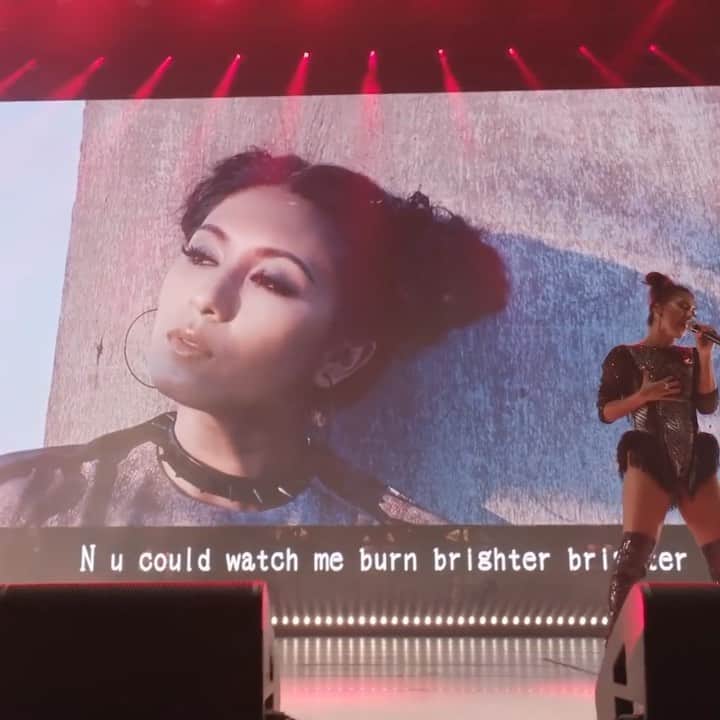 シェネルのインスタグラム：「#flashbackfriday Performing with @ak69_official was 🔥. So much fun at budokan! We gotta do another song man! 😜😜 Shoutout to @danielmusto !! Styling was on point !!」