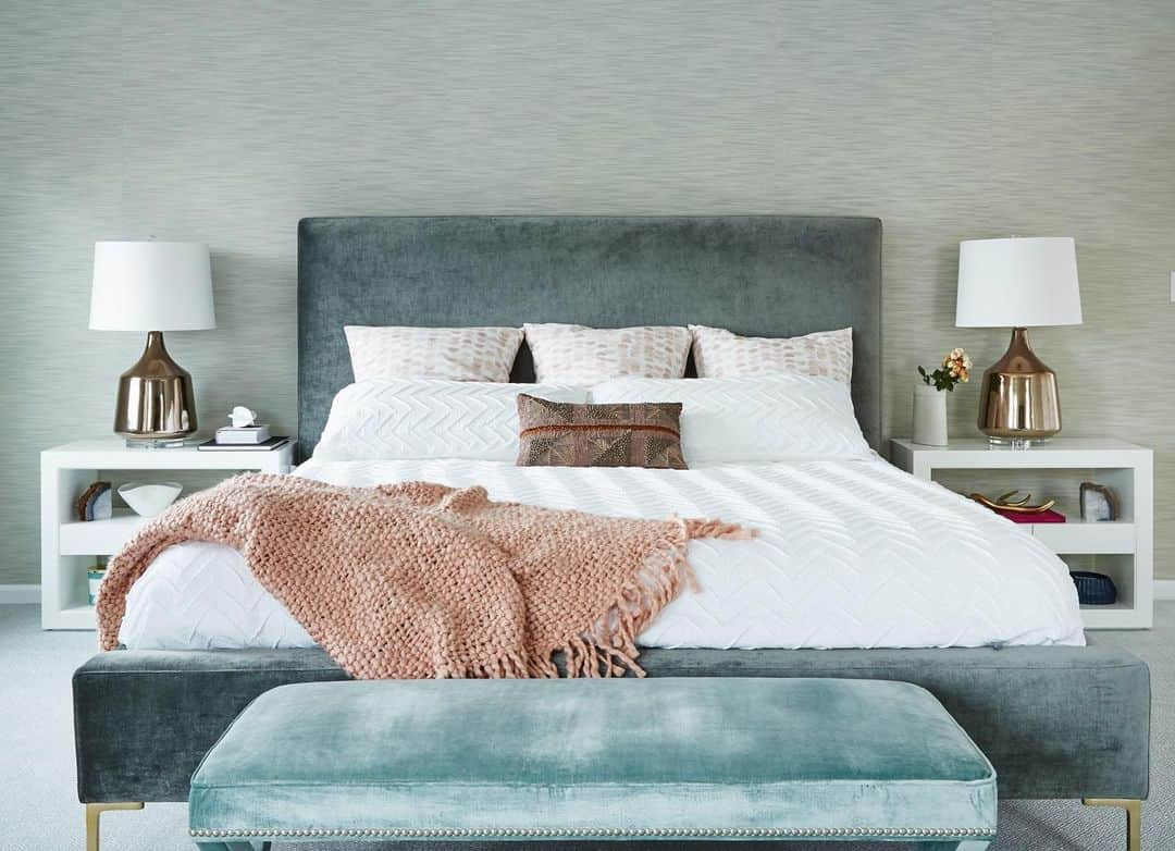 Homepolishさんのインスタグラム写真 - (HomepolishInstagram)「Can you guess the inspiration behind this soothing color palette of rose gold metallics, muted blush and bluish greens? Hint: The answer is right in front of you. While you figure it out, we're taking a quick snooze. This bedding's subtle chevron is directing us under the sheets, and we can't help but yield to subliminal messaging delivered via linens. Design by @GiaMarInteriors / Photo by @Seth_Caplan」7月20日 4時19分 - joinfreddie