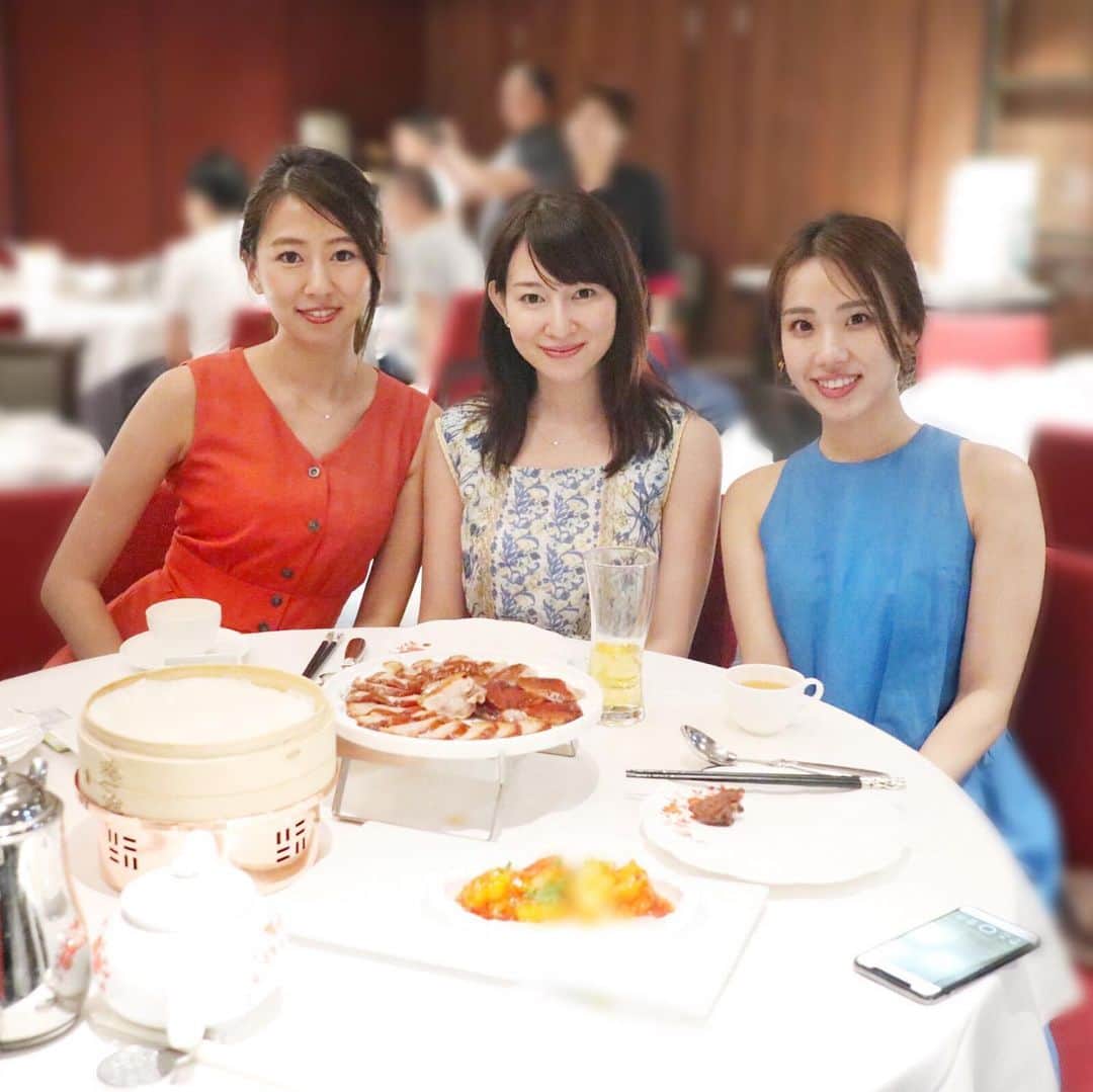 のインスタグラム：「*﻿ 香港旅行記⑤「ミシュランレストラン北京樓」🇭🇰﻿ ﻿ ﻿ 2日目のディナーはミシュラン1つ星中華で 北京ダックが有名な#北京樓 へ🦆 ﻿ ﻿ ﻿ 北京ダックも、バンバンジーも、スペアリブもラーメンもどれもこれも美味しかった〜🤤💕﻿ ﻿日本人でも食べやすい味でした🙆‍♀️ ﻿ ﻿ しかも、これだけお腹いっぱい食べても﻿ 日本円で一人6000円位だった👀🙌﻿ ﻿ ﻿ ミシュランレストランだけどとってもリーズナブル✨﻿ ﻿ ﻿ #香港 #香港旅行 #hongkong #香港グルメ #香港中華 #中華 #香港ミシュラン #ミシュラン #香港ディナー #女子旅行 #明治og #ゆる旅 #アジア旅行 #アジア旅行記 #女子海外旅行 #北京ダック #尖沙咀﻿ #尖沙咀美食 #尖沙咀ディナー #尖沙咀中華 #ミシュラン1つ星」
