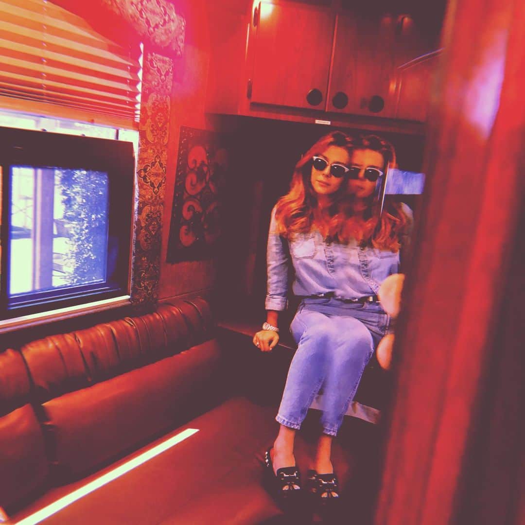 エレナ・サチンのインスタグラム：「tour bus blues, 1977」
