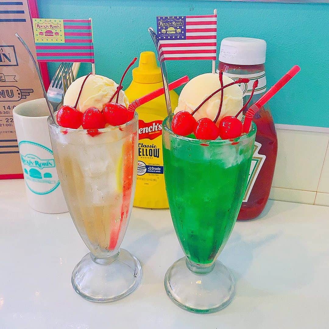 のインスタグラム：「私はメロンソーダフロートを注文！ チェリーがかわいい🍒🍒💕😍 アメリカンCafe🗽🍔🍟🇺🇸 #アメリカン #アメリカ #カフェ #ジュース #大須 #谷麻由里 #アイドル #アメリカンカフェ #オシャレ #メロンソーダ #フロート #飲み物 #チェリー」