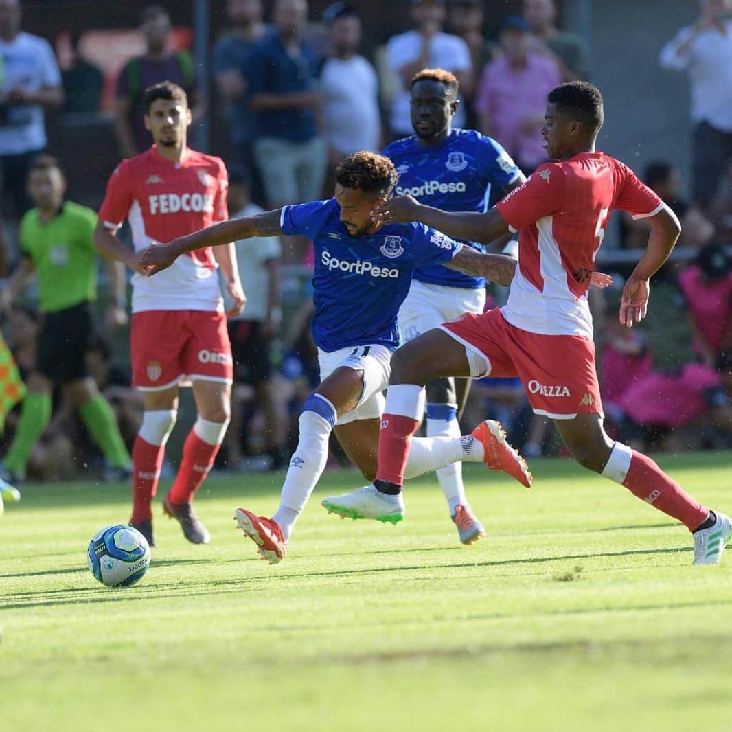 セオ・ウォルコットさんのインスタグラム写真 - (セオ・ウォルコットInstagram)「Good week in🇨🇭and thank you to all the fans who made the trip. 👏🏽 👏🏽 #preseason #efc」7月20日 4時21分 - theowalcott