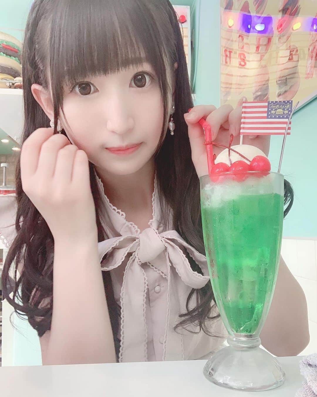 のインスタグラム：「アメリカンCafe🗽🍔🍟🇺🇸 #アメリカン #アメリカ #カフェ #ジュース #大須 #谷麻由里 #アイドル #アメリカンカフェ #オシャレ #メロンソーダ #フロート #飲み物 #チェリー」