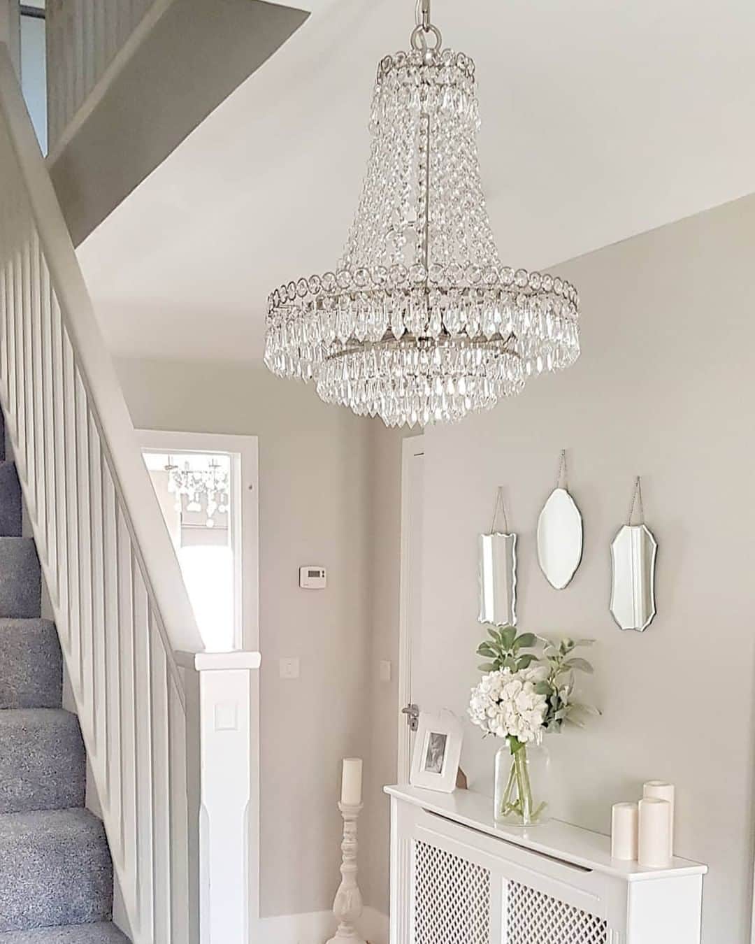 ローラアシュレイのインスタグラム：「Make a statement upon entrance ✨ Enjoy up to 50% + an Extra 20% off Lighting and all Home Sale until Monday! 📷 by @forever_and_always_home」