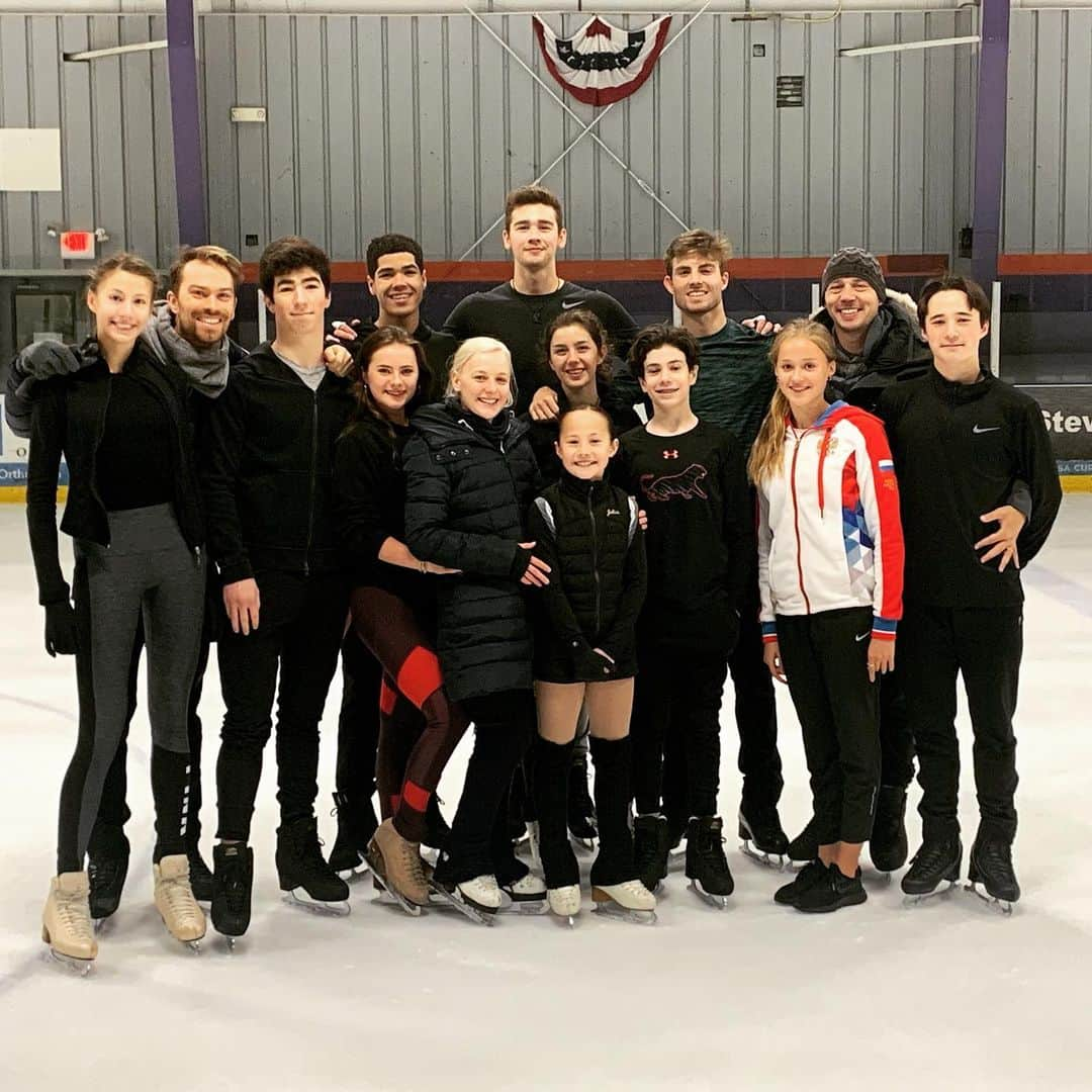 ペニー・クームズのインスタグラム：「Sorry I’ve not posted on here in a while but we’ve been busy with these guys! 🤩♥️ Excited to start the season with you all and looking forward to what the future brings!! 🇺🇸🇬🇧🇷🇺🇦🇿 Sorry Mila and Alexey missed the group pic! #coachlife #mykids #newdirection #lovemyjob #teamwork」