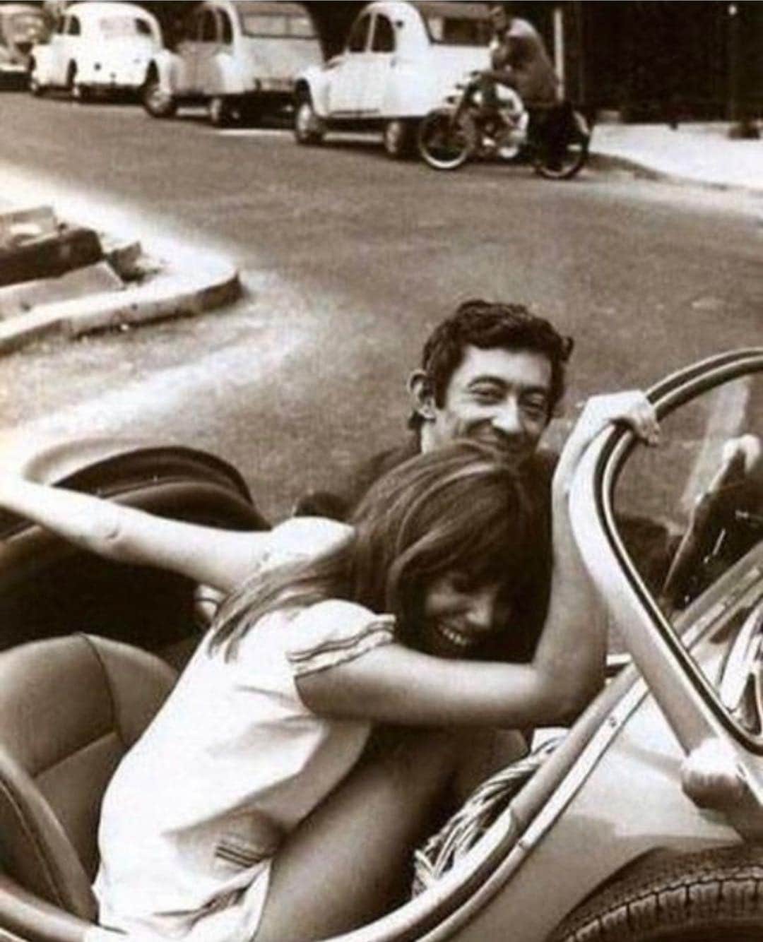 リリー・コリンズさんのインスタグラム写真 - (リリー・コリンズInstagram)「Weekend vibes. Inspired by Serge Gainsbourg and Jane Birkin, always...」7月20日 4時35分 - lilyjcollins