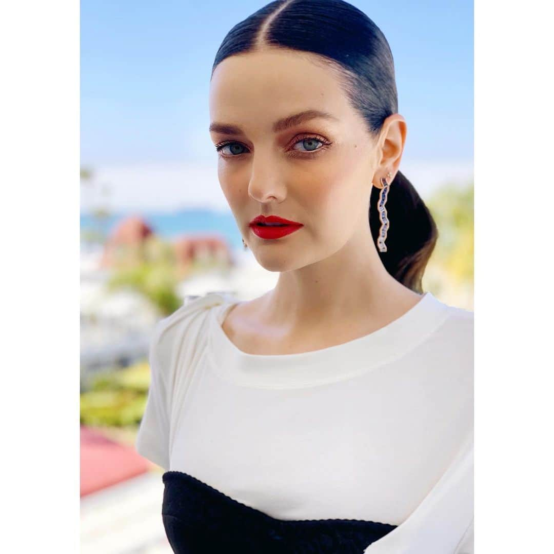 レイチェル・グッドウィンさんのインスタグラム写真 - (レイチェル・グッドウィンInstagram)「Classic Red 💋 on a cool girl @lydiahearst #comicon2019 💄 “Patsy Red” by @ctilburymakeup A color inspired by Charlotte’s very first beauty icon, her own mother. All proceeds go to @womenforwomen A charity very close to my heart and who’s efforts I’ve spent the last decade personally supporting. I love using these lipsticks knowing how many women survivors all over the world will be given a chance to rebuild their lives because of them! Check out the entire  #hotlips collection because every shade is stunning! Love and Lipstick #rachelgoodwinmakeup #comicon」7月20日 4時36分 - rachelgoodwinmakeup