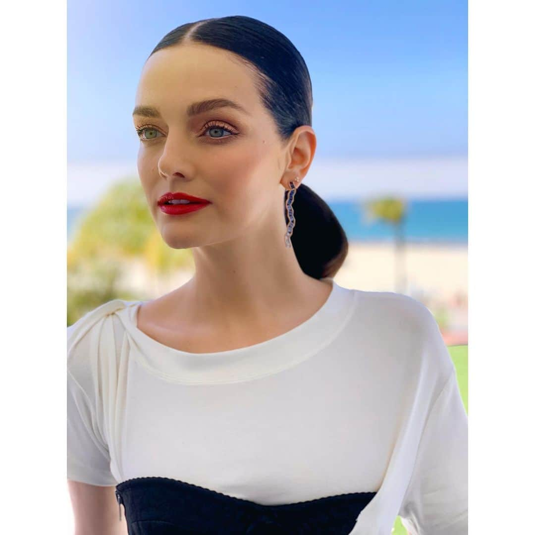 レイチェル・グッドウィンさんのインスタグラム写真 - (レイチェル・グッドウィンInstagram)「Classic Red 💋 on a cool girl @lydiahearst #comicon2019 💄 “Patsy Red” by @ctilburymakeup A color inspired by Charlotte’s very first beauty icon, her own mother. All proceeds go to @womenforwomen A charity very close to my heart and who’s efforts I’ve spent the last decade personally supporting. I love using these lipsticks knowing how many women survivors all over the world will be given a chance to rebuild their lives because of them! Check out the entire  #hotlips collection because every shade is stunning! Love and Lipstick #rachelgoodwinmakeup #comicon」7月20日 4時36分 - rachelgoodwinmakeup