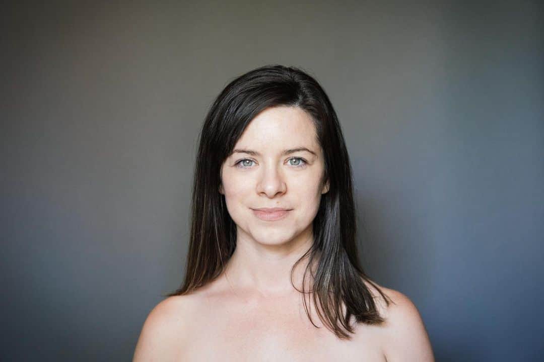 ローレン·ランドルフのインスタグラム：「@heyitscorie was the first of my best friends to start having children, and maybe the inspiration behind this entire long-term portrait project I’m doing.  The last time I photographed Matt & Corie’s family was in 2014, when she was still pregnant with their youngest daughter (who is now 5!! pictured here.) I’m so proud of her and the beautiful family they’ve made. I look forward to making portraits of all of them for decades.」