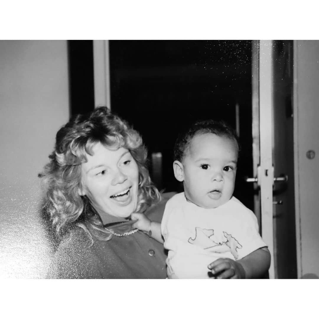 ナイジェル・デ・ヨングのインスタグラム：「With a heavy heart we said goodbye this week to a loving daughter, mother and grandmother. The way you handled health issues throughout your life raising 2 kids is unmatchable. You were a inspiration for many having a heart of a tiger showing us that nothing comes easy in this world and setbacks are part of our road to adulthood. There’s no way to show you how much we love you, no words to describe our gratitude, but know you will forever be in our hearts. Proud to be your son.  Rest In Peace Mom.  My superhero 🧡」