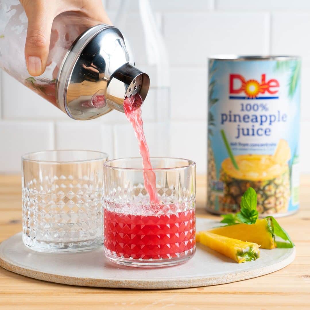 Dole Packaged Foods（ドール）のインスタグラム：「Feel summery all weekend long with a fun and fabulous Minted Pineapple Breezer made with Dole Pineapple Juice, cranberry juice, tonic water, vodka, and mint. #DoleRecipes」