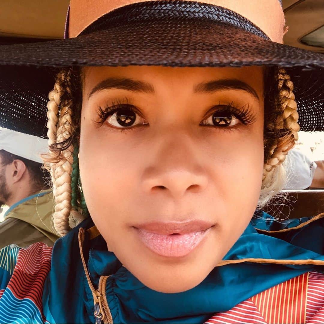 ケリスのインスタグラム：「We all had to pack super light for this trip. We had a bunch of places to hit so one of the best tips is to always bring a couple of your squishable staple accessories so no matter what your trip turns out to be weather glamorous or far less then , you will always feel like your self in every situation . For me it's usually a beautiful scarf because you never know if planes will be cold , you may need to cover shoulders or head depending on the country and it can always make a T-shirt and jeans still look pulled together . A great hat is always a good travel staple too . What are some of your favorite travel accessories? #hats #bags #boots #fannypack #comfort #lifestyle go to @bountyandfull because I will be posting more pictures from my trip and Zanzibar is up next !」