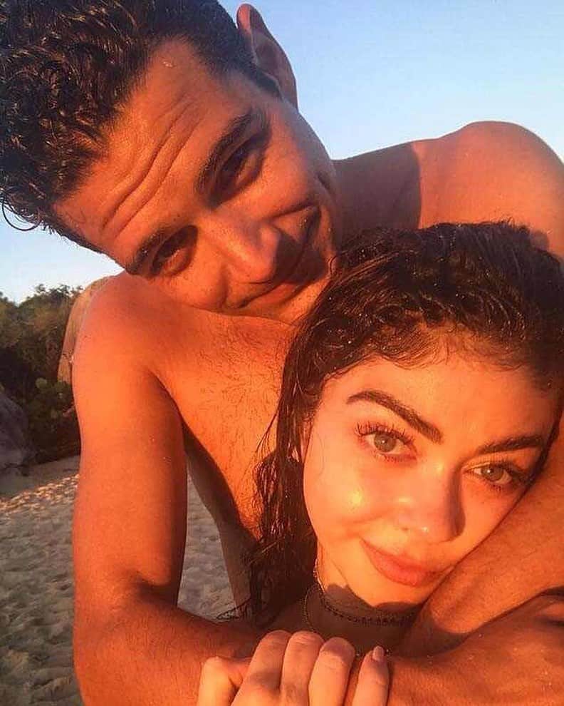 E! Onlineさんのインスタグラム写真 - (E! OnlineInstagram)「Sarah Hyland and Wells Adams just got engaged this week, so of course she's going to show off her ring. However, one social media troll called her an "obnoxious dips—t" for it, and Sarah remains ｕｎｂｏｔｈｅｒｅｄ. Link in bio for her amazing response and another look at the ring because it's just that mesmerizing. (📷: Instagram)」7月20日 5時29分 - enews