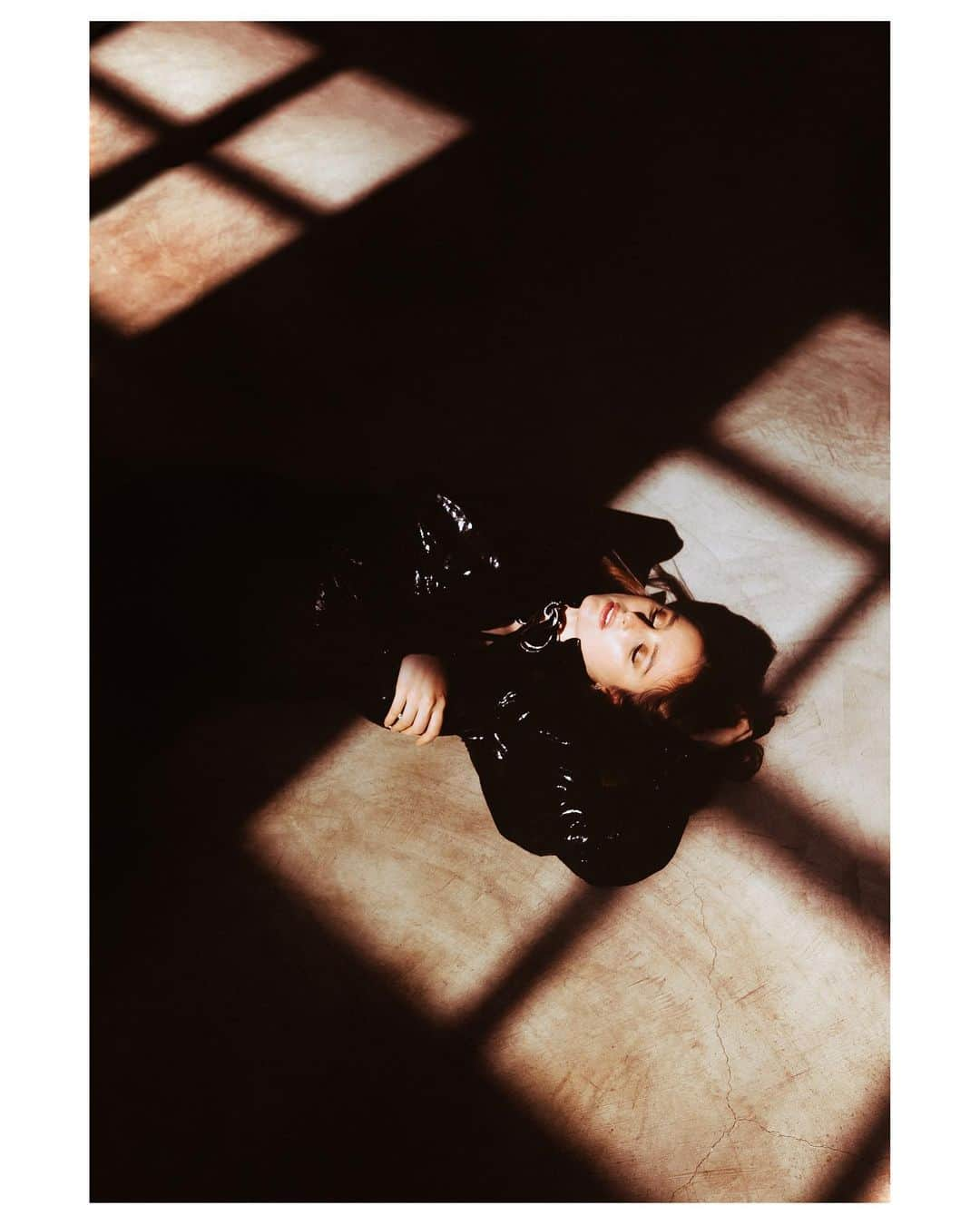 コナー・フランタさんのインスタグラム写真 - (コナー・フランタInstagram)「Banks for V Magazine | Photographed in Los Angeles by me x Styling: @tiffanichynel  Hair: @jsthestudio  Makeup: @katesynnottmakeup Production: @ian.david.monroe」7月20日 5時30分 - connorfranta