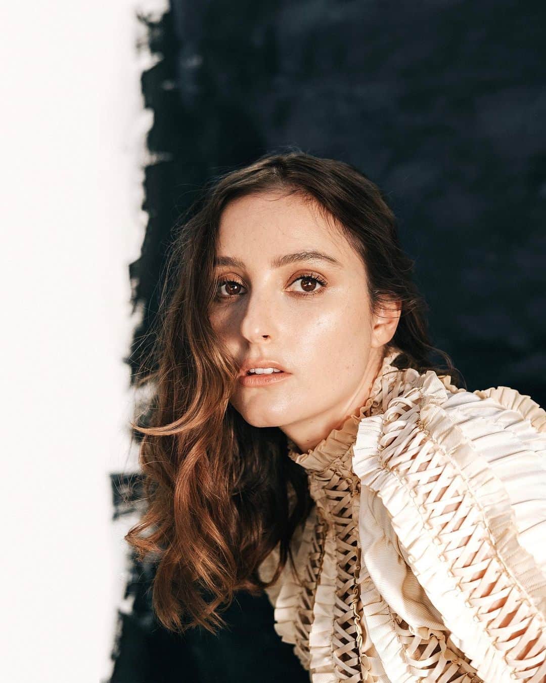 コナー・フランタのインスタグラム：「Banks for V Magazine | Photographed in Los Angeles by me x Styling: @tiffanichynel  Hair: @jsthestudio  Makeup: @katesynnottmakeup Production: @ian.david.monroe」