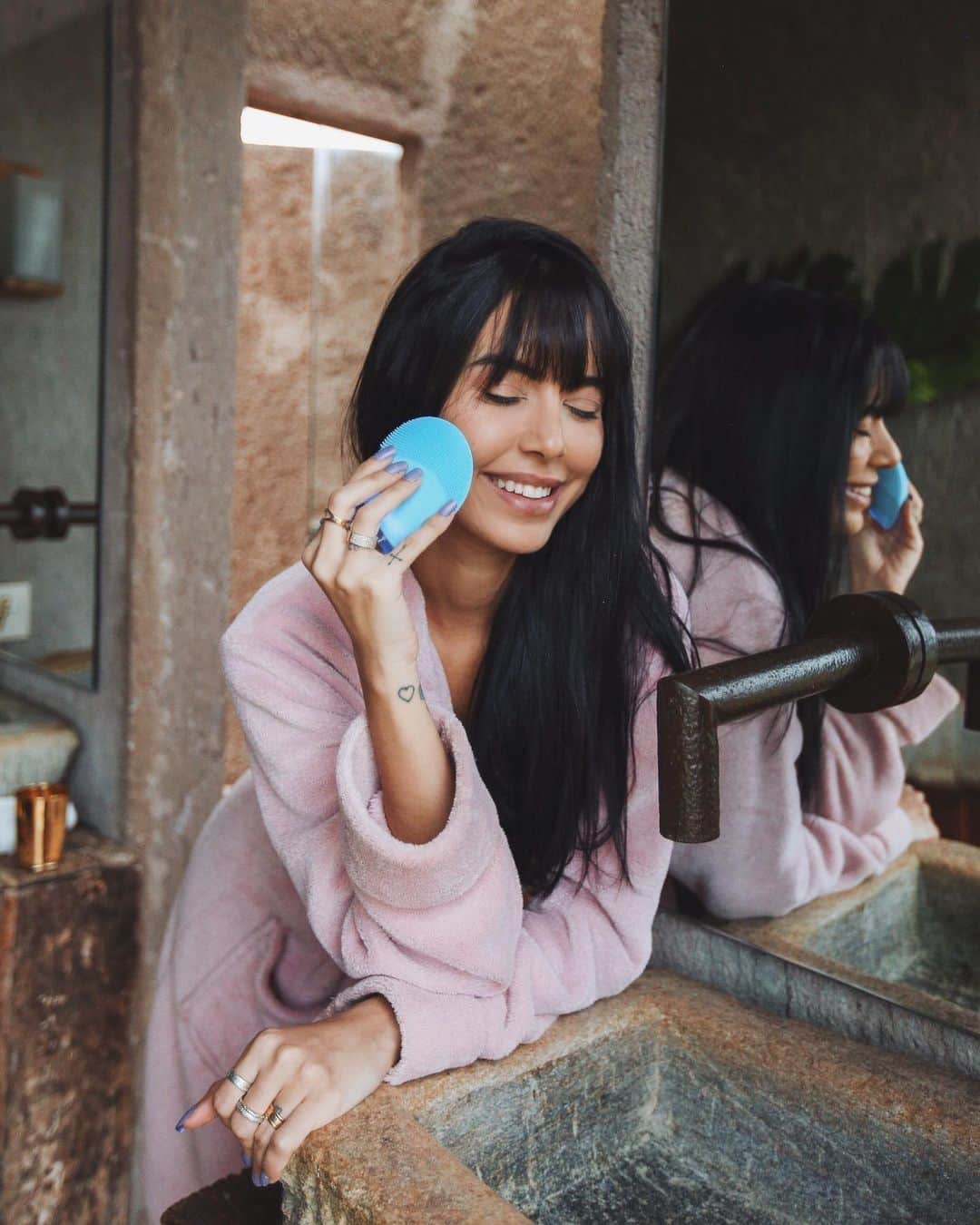 Gabriela Salesのインスタグラム：「Lacrinhasss, eu sou a louca dos produtinhos de beleza e das novidades. Fiquei muito quando recebi pra testar esse novo massageador facial da Avon, o Alfa. Comecei a testar por esses dias e já posso dizer pra vocês que é um EXCELENTE custoXBenefício, me surpreendeu. E calhou super bem de eu receber justo agora, que eu estava tristinha pois tinha perdido na viagem o meu outro massageador antigo. Já posso dizer que amei!!! Ele limpa profundamente a pele, removendo impurezas, resíduos de maquiagem e oleosidade, fora o precinho que é maraaa! E fica a dica que ele está já está na pré venda no site da Avon para quem quiser garantir em primeira mão ou através da sua Revendedora Avon. @AvonBrasil #AlfaAvon *publi」