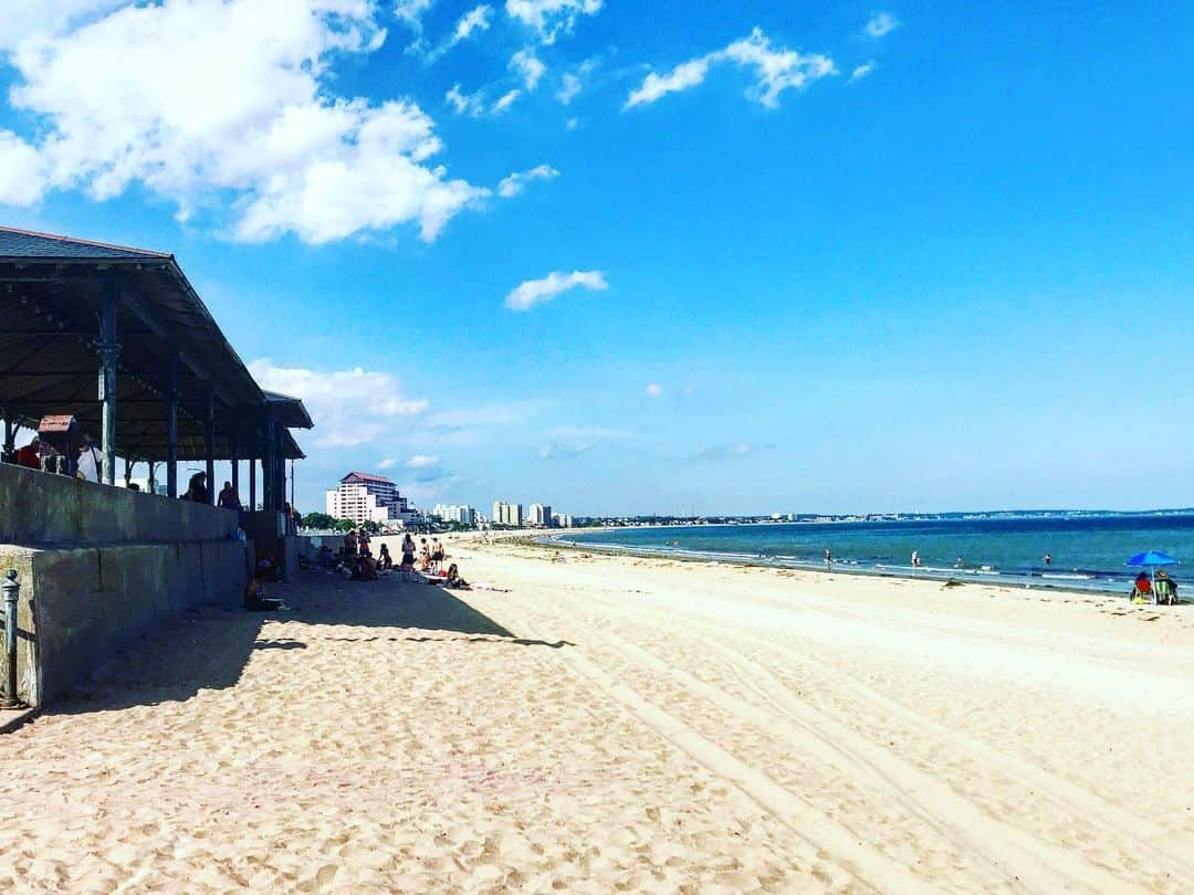 RyosukeTakenakaのインスタグラム：「beach in Boston🏖 . 平日の昼間は広々、、 17時からカオスになります。 . ＃beach ＃boston＃summer#america＃swimming＃tunning＃trainig」