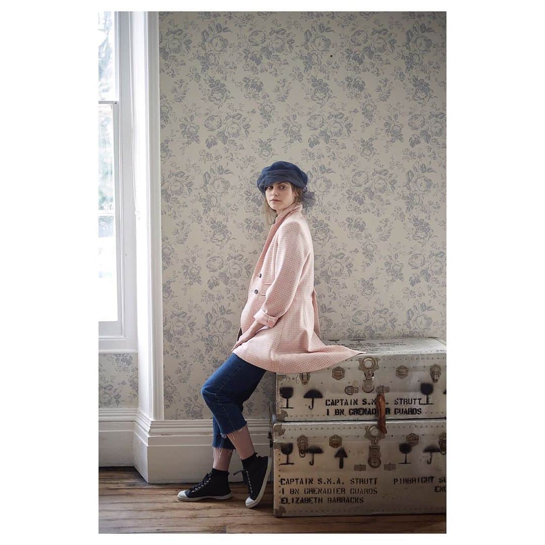 キャベジズ&ローゼズのインスタグラム：「Flossie is as Flossie Does 💖 Made out of a pink tweed woven in England, Flossie is a Cabbages favourite and charming delight with a double breasted fastening and elegant frock coat tails 😍 Flossie looks great with jeans, skirts and everything in between. Pictured in the background with Flossie is C&R’s Paris Rose Blue Wallpaper. Printed on a non-woven base in England, Paris Rose fits wonderfully into any design scheme #newnewnew #tweedjacket #britishfabric #pinktweed #consciousfashion #slowfashionstyle #summercoat #summeroutfit #cabbagesandroses #cabbagesandrosesfashion @christina_strutt @cabbagesandroses_shop 👆Link In Bio👆」
