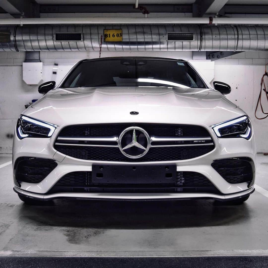 メルセデス・ベンツさんのインスタグラム写真 - (メルセデス・ベンツInstagram)「Sporty driving performance 🤩 [Mercedes-AMG CLA 35 4MATIC | Kraftstoffverbrauch kombiniert: 7,3–7,2 l/100 km | CO₂-Emissionen kombiniert: 167–164 g/km | mb4.me/nefz]  #CLA #AMG #MercedesAMG #CLA35 #MBKundencenter #drivingperformance 📸 via @mbkundencenter」7月20日 5時41分 - mercedesbenz