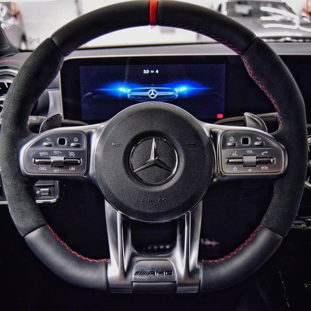 メルセデス・ベンツさんのインスタグラム写真 - (メルセデス・ベンツInstagram)「Sporty driving performance 🤩 [Mercedes-AMG CLA 35 4MATIC | Kraftstoffverbrauch kombiniert: 7,3–7,2 l/100 km | CO₂-Emissionen kombiniert: 167–164 g/km | mb4.me/nefz]  #CLA #AMG #MercedesAMG #CLA35 #MBKundencenter #drivingperformance 📸 via @mbkundencenter」7月20日 5時41分 - mercedesbenz