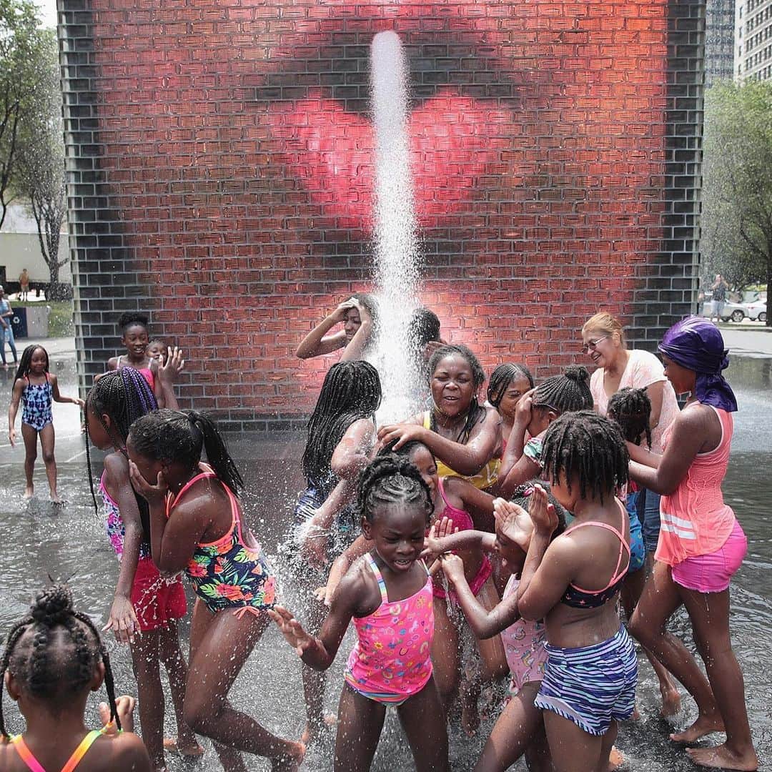 NBC Newsさんのインスタグラム写真 - (NBC NewsInstagram)「Children cool off in Crown Fountain in downtown #Chicago as temperatures are forecast to rise through the weekend. More on the heatwave scorching much of the US at the link in our bio. . 📷 Scott Olson / @gettyimages」7月20日 5時43分 - nbcnews