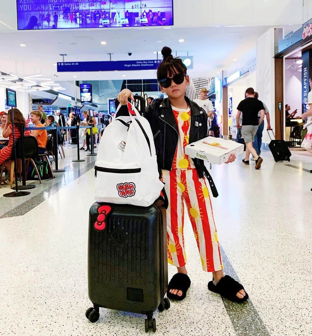 Zooey Miyoshiさんのインスタグラム写真 - (Zooey MiyoshiInstagram)「From a full day of work to a red eye flight to New York. Zooey, you’re a trooper. We are currently on the way back to LA. See stories for why we went to New York for 36 hours! #minijetsetter #zooeyinnyc Outfit: @mini_rodini Suitcase: @herschelsupply x @hellokitty Slippers: @ugg Sunnies: @gentlemonster」7月20日 5時52分 - zooeyinthecity
