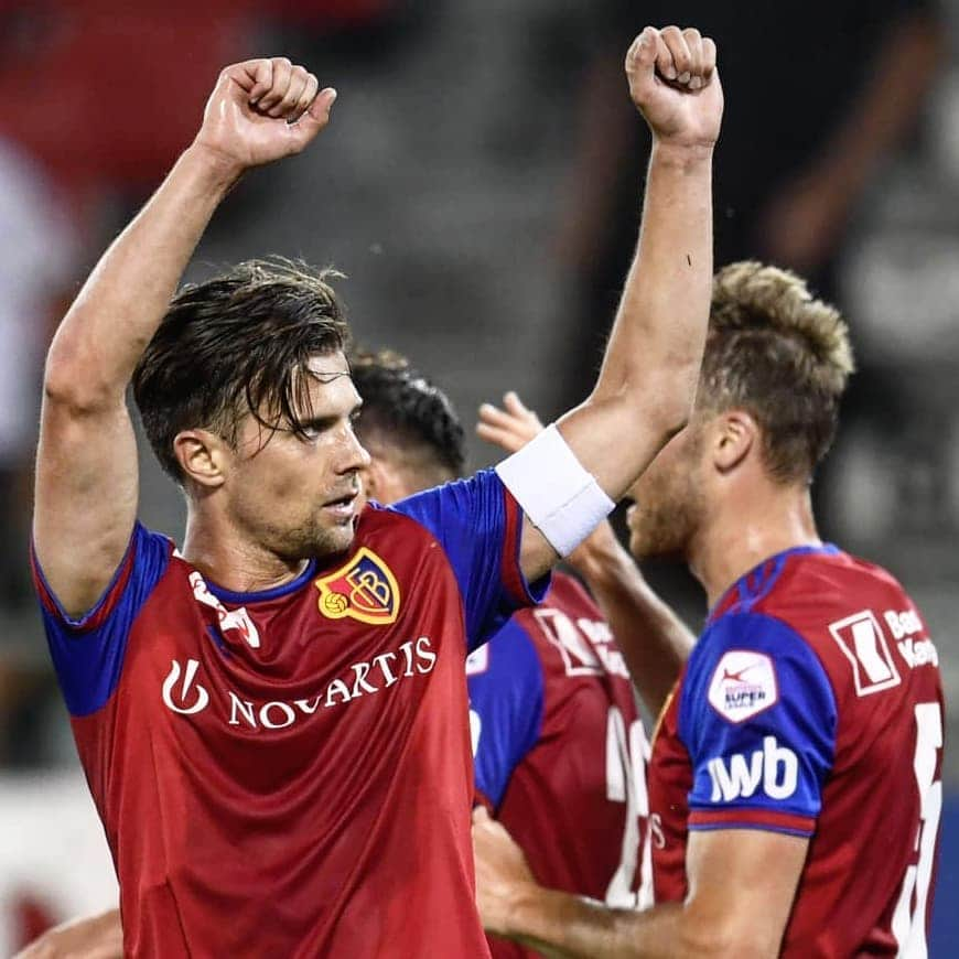 ヴァレンティン・シュトッカーのインスタグラム：「Great start ❤💙 #teamwork #keepfighting #varkeinpenalty #thanksvar #vargut #vs14 @fcbasel1893」