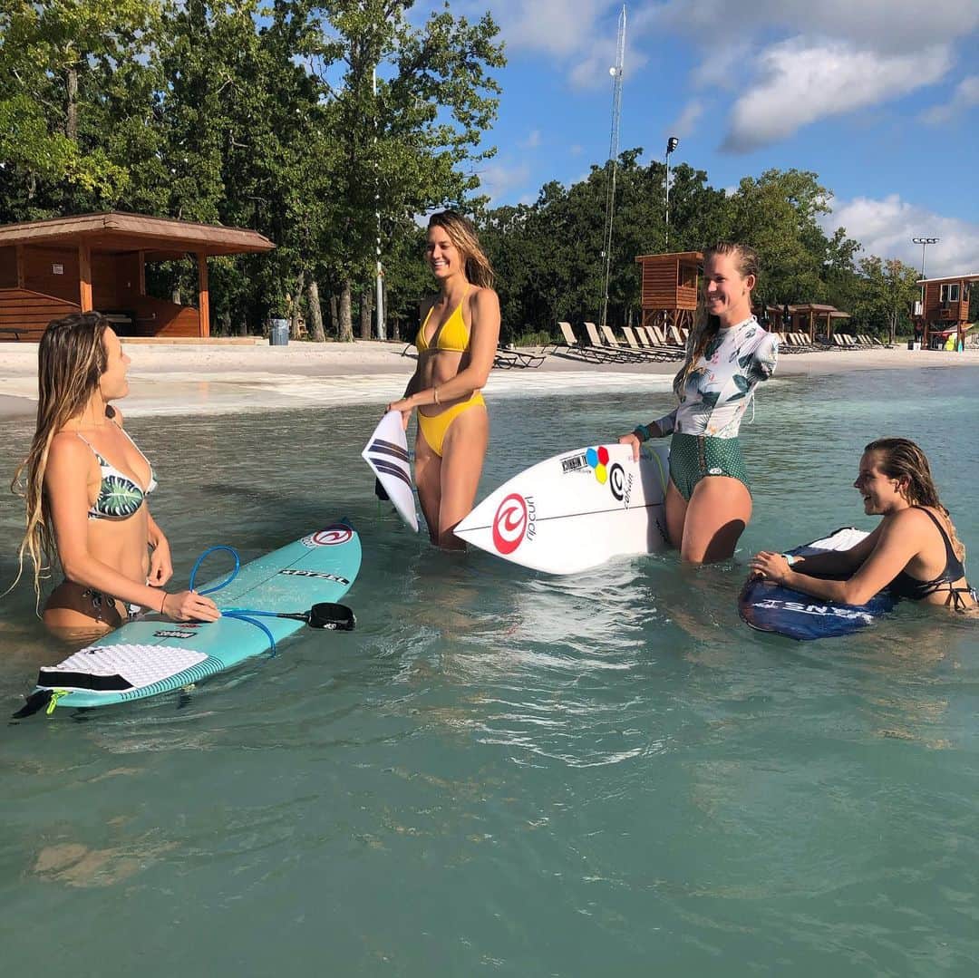 Bethany Hamiltonさんのインスタグラム写真 - (Bethany HamiltonInstagram)「So much fun this week with da girls, my family and the surfboard!!!! This is the place to get surfed out soooo fast!!! I’m super tired... 😁 Tobias and Adam were ripping too! Wesley was stoked on swimming!Just so much fun fun fun! Go to last slide to see Adam ripping!!! He’s progressed so much last 5 years!!! Yayyy 🤙🏽☀️🔥🌊🏄🏼‍♀️🥳 @alanarblanchard @leilahurst @camillebrady 😘 @bsrsurfresort」7月20日 5時57分 - bethanyhamilton