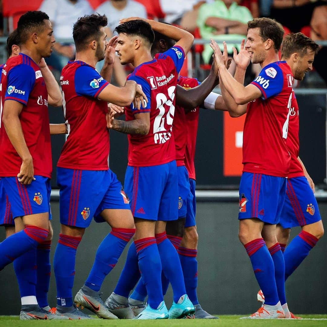 ファビアン・フライのインスタグラム：「#goodstart #zämmestark 🔴🔵 @fcbasel1893」