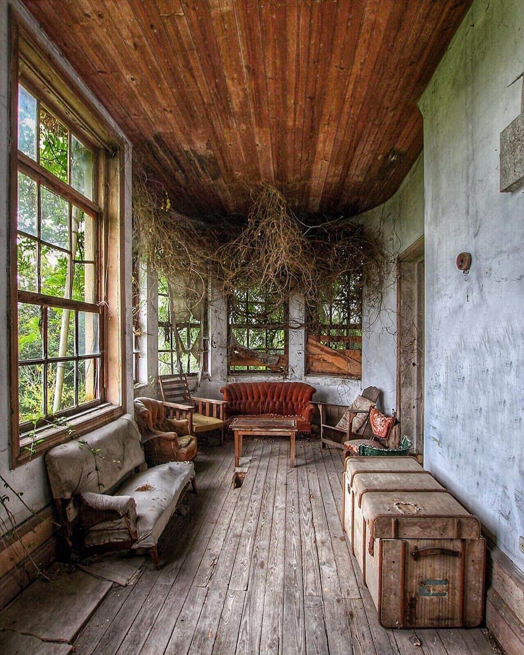 Abandoned Placesさんのインスタグラム写真 - (Abandoned PlacesInstagram)「Abandoned Villa in Portugal by @_jny_jhon_urbex」7月20日 6時00分 - itsabandoned